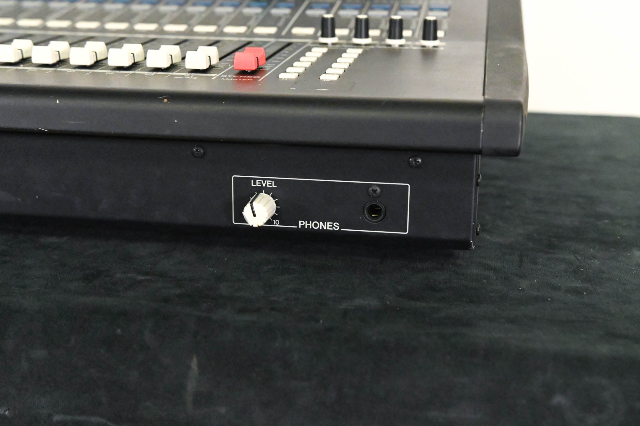 Yamaha LS9-32 32-Input Digital Mixing Console