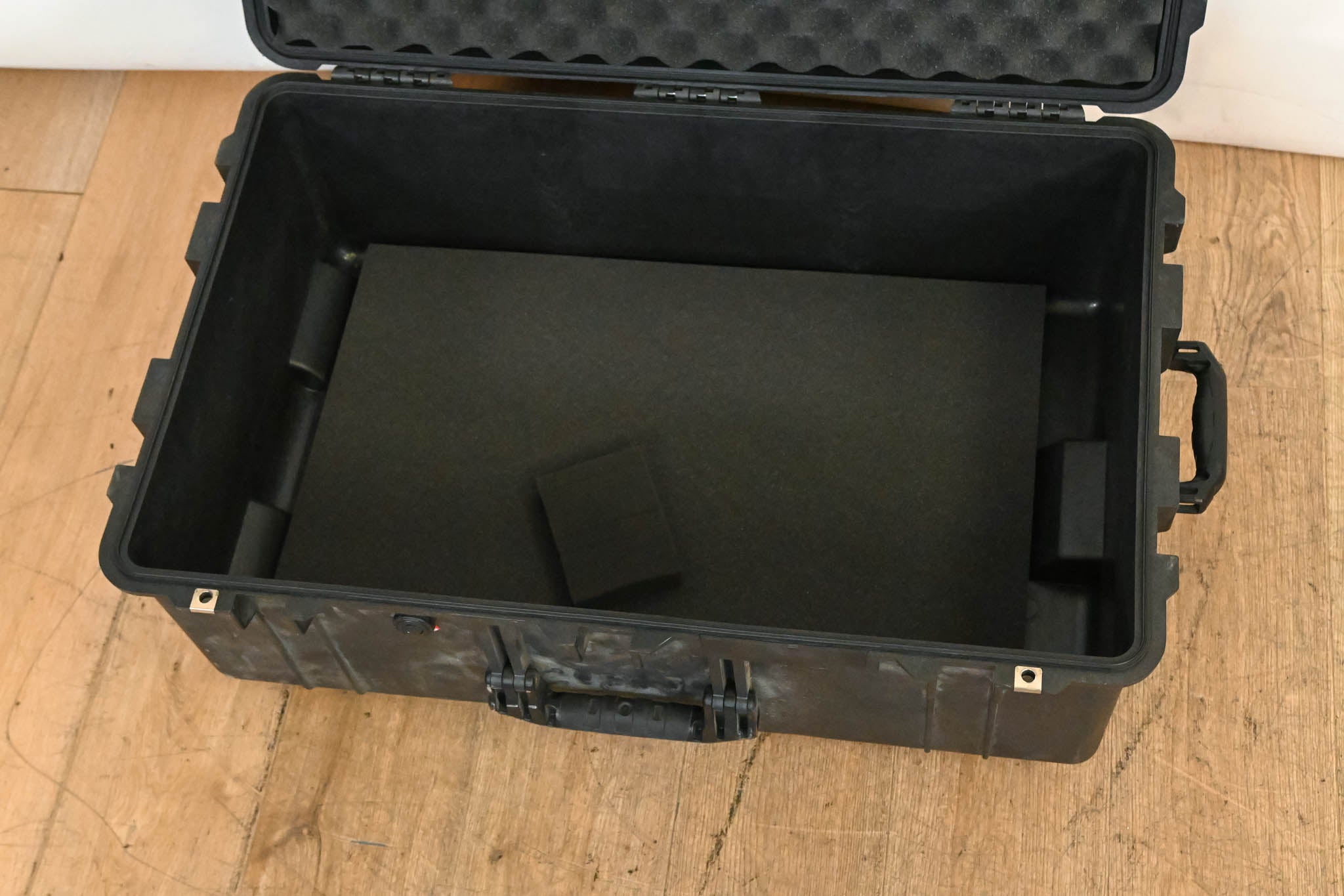 Pelican 1650 Protector Case (No Foam)