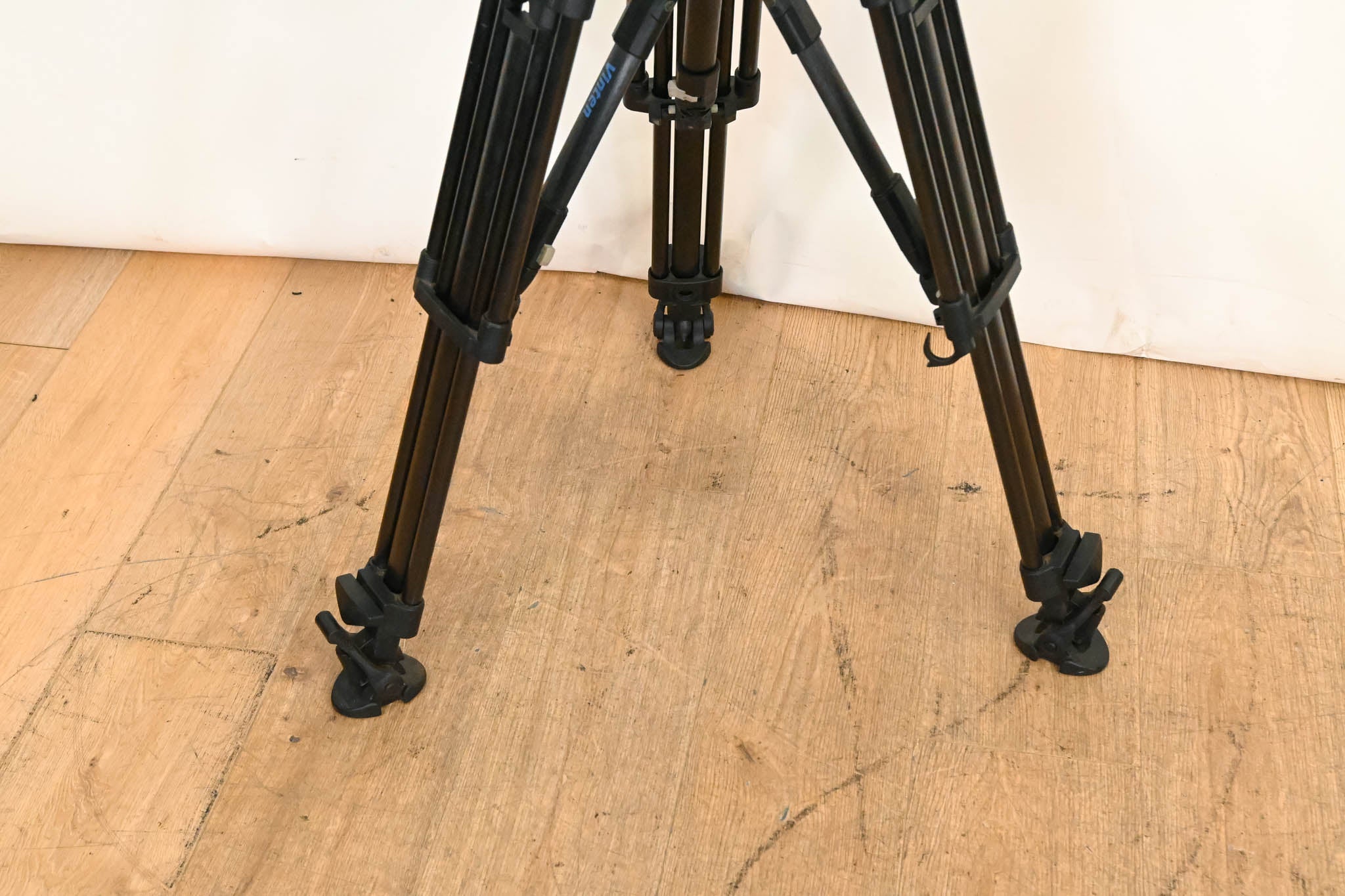 Vinten Vision 100 Fluid Head with Aluminum Tripod