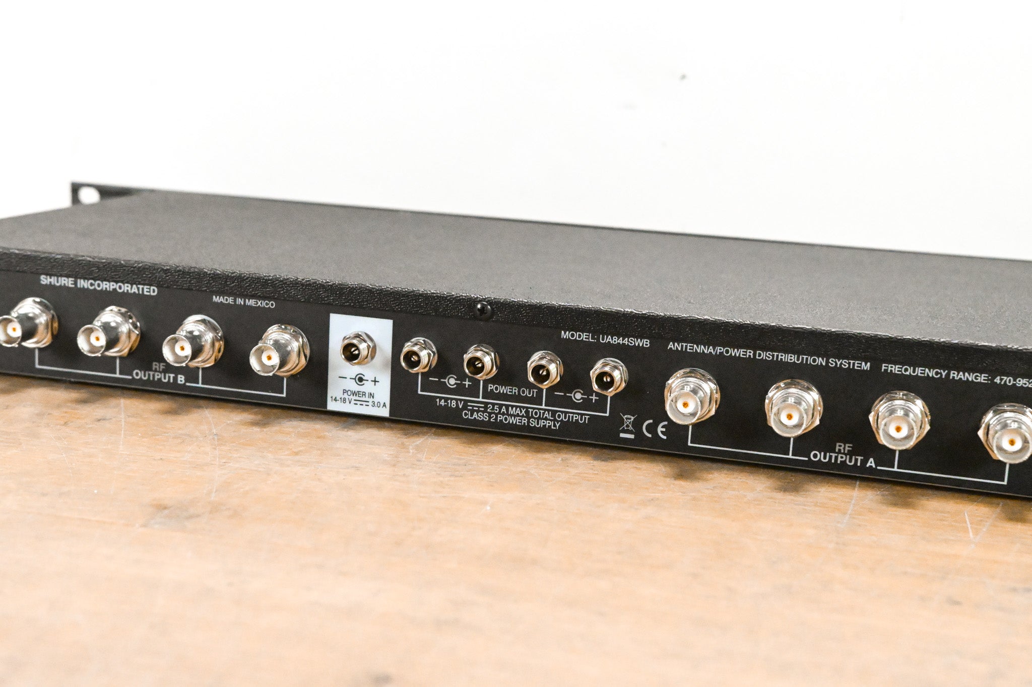 Shure UA844SWB Antenna Distribution System - 470-952 MHz (NO PSU)