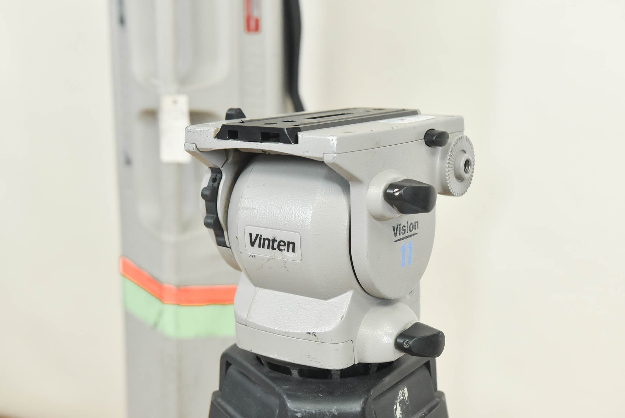 Vinten Vision 11 Fluid Head with Aluminum Tripod