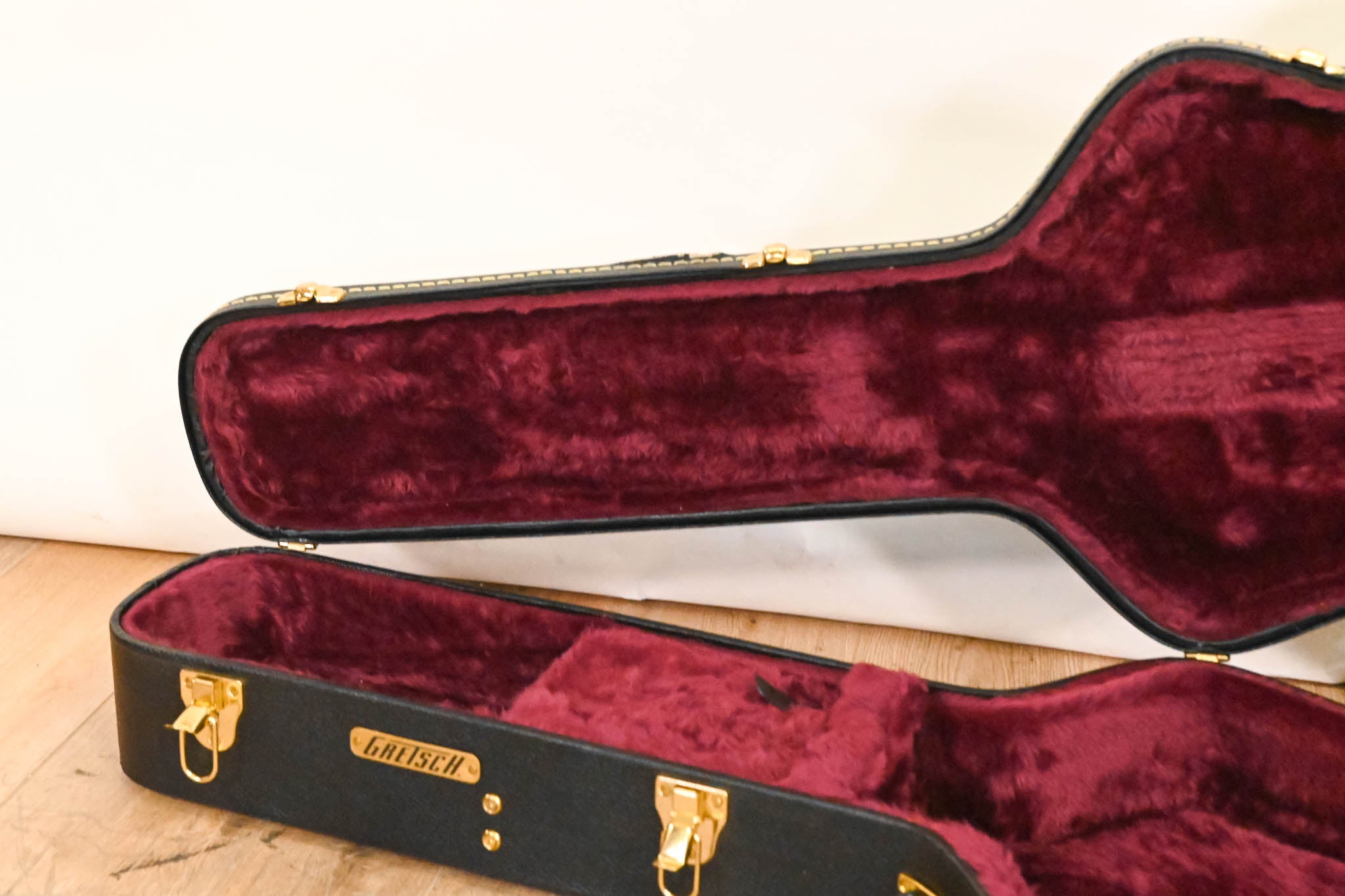 Gretsch G6241 16-inch Deluxe Hollowbody Electric Hardshell Case