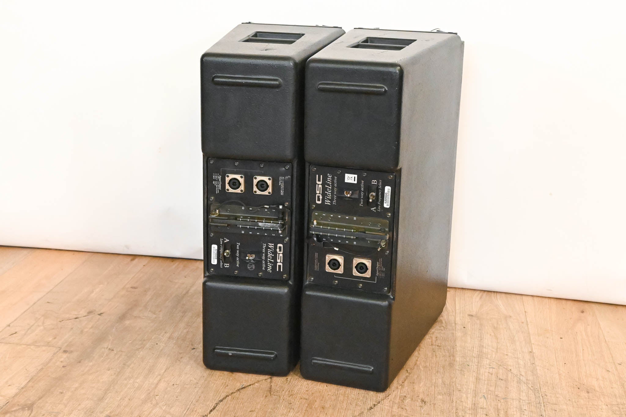 QSC WideLine-10 Dual 10-Inch Wide Line Array Speaker (PAIR)
