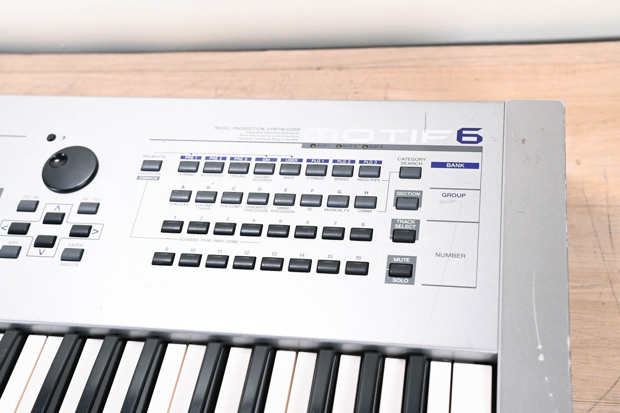 Yamaha Motif 6 61-Key Keyboard Workstation Synthesizer