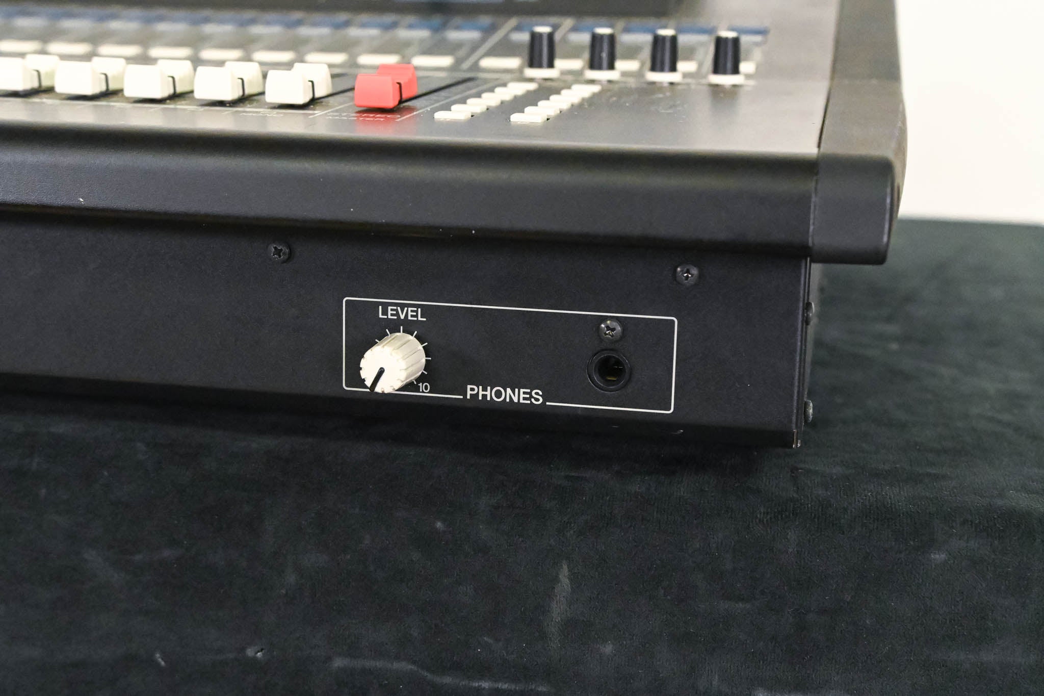 Yamaha LS9-32 32-Input Digital Mixing Console