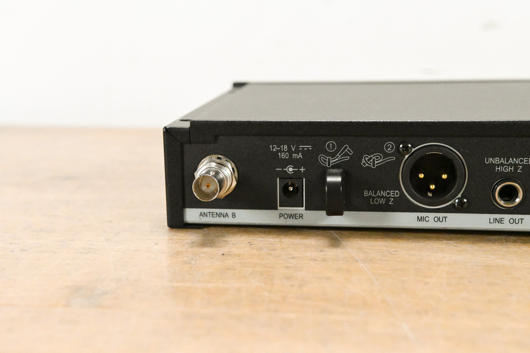 Shure SLX4 Wireless Receiver - J3 Band: 572-596 MHz (NO POWER SUPPLY)