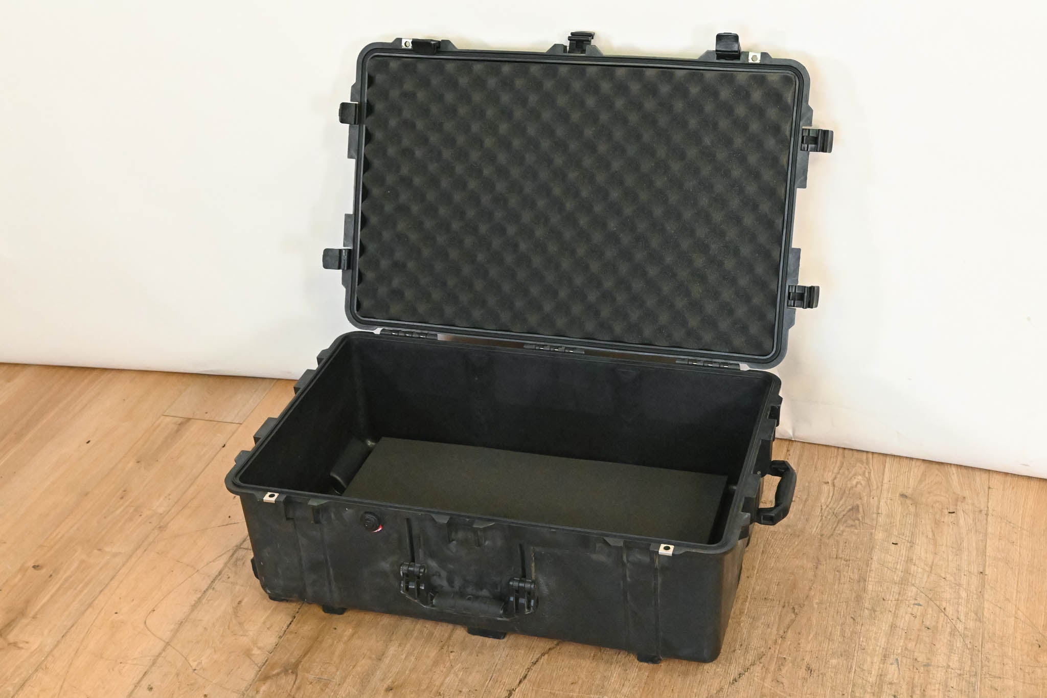Pelican 1650 Protector Case (No Foam)