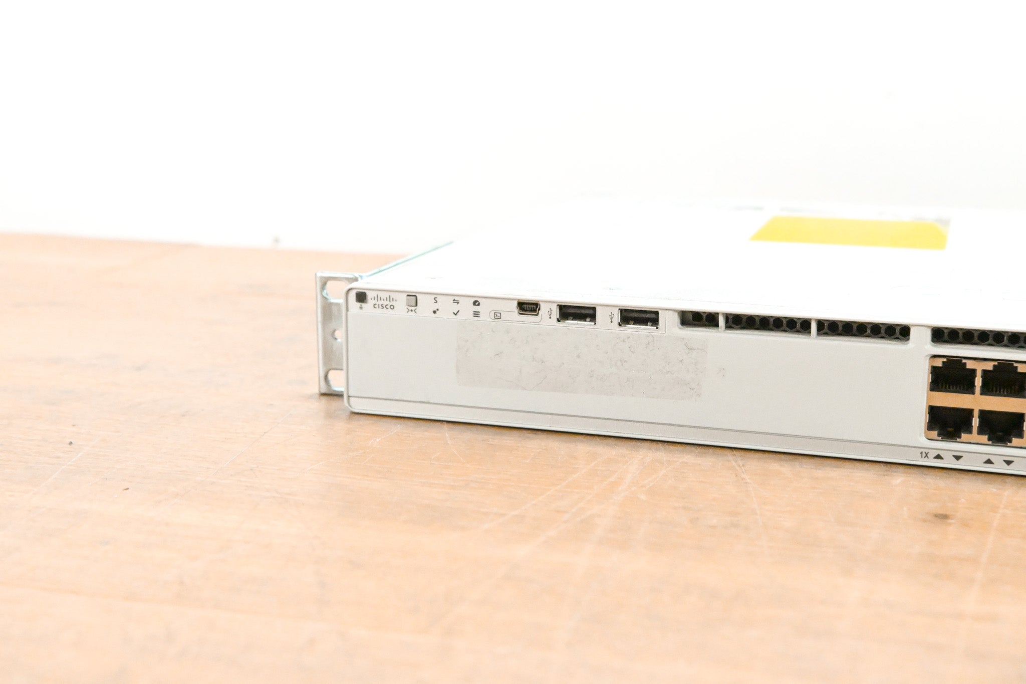 Cisco Catalyst C9200L-24T-4G-E V01 24-Port PoE+ Switch with 4x1G Uplinks