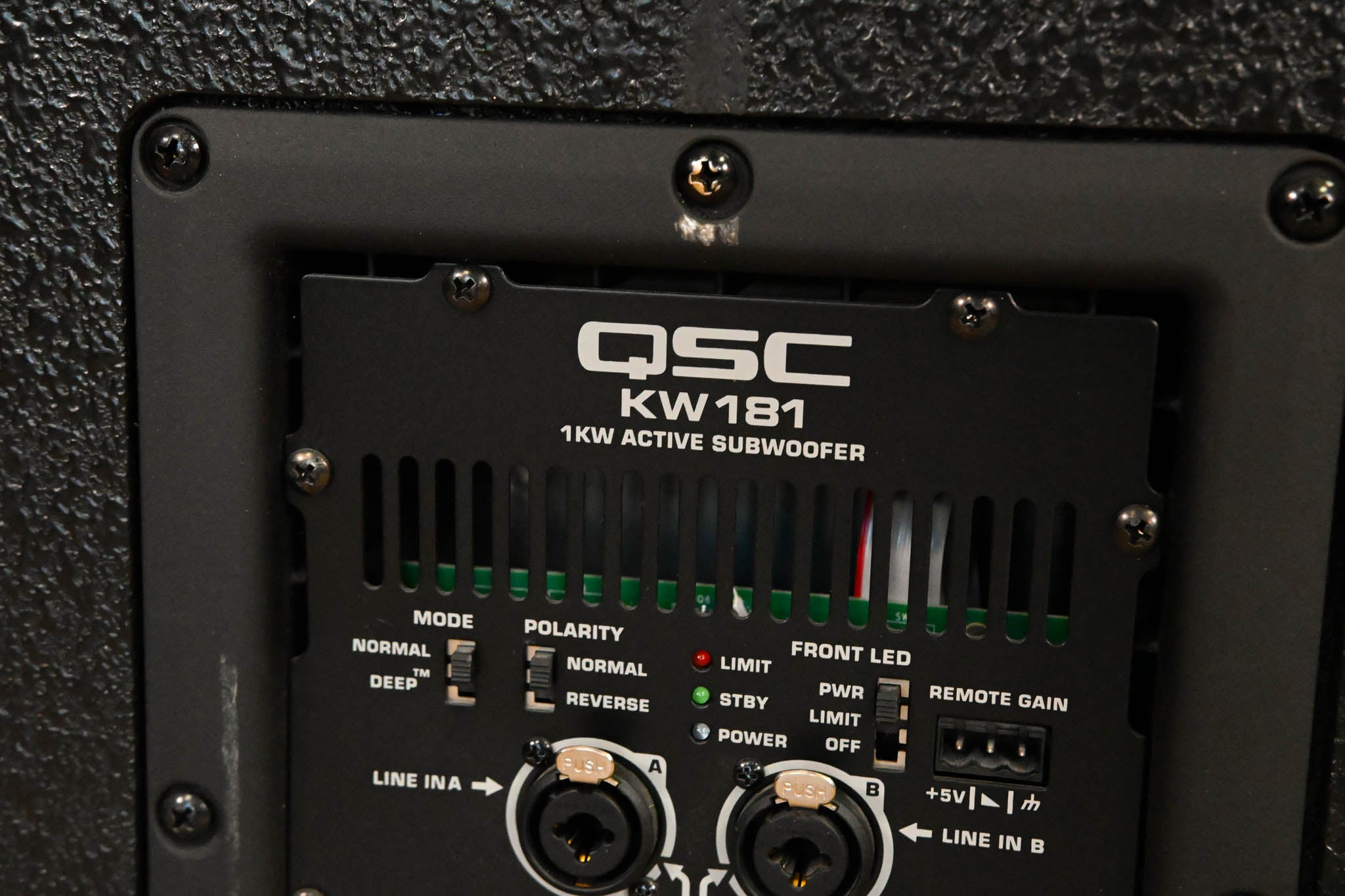 QSC KW181 1000W 18" Powered Subwoofer