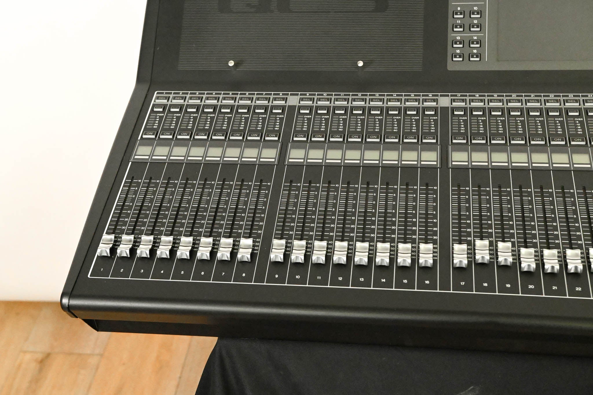 Yamaha QL5 64-Channel Digital Audio Mixing Console