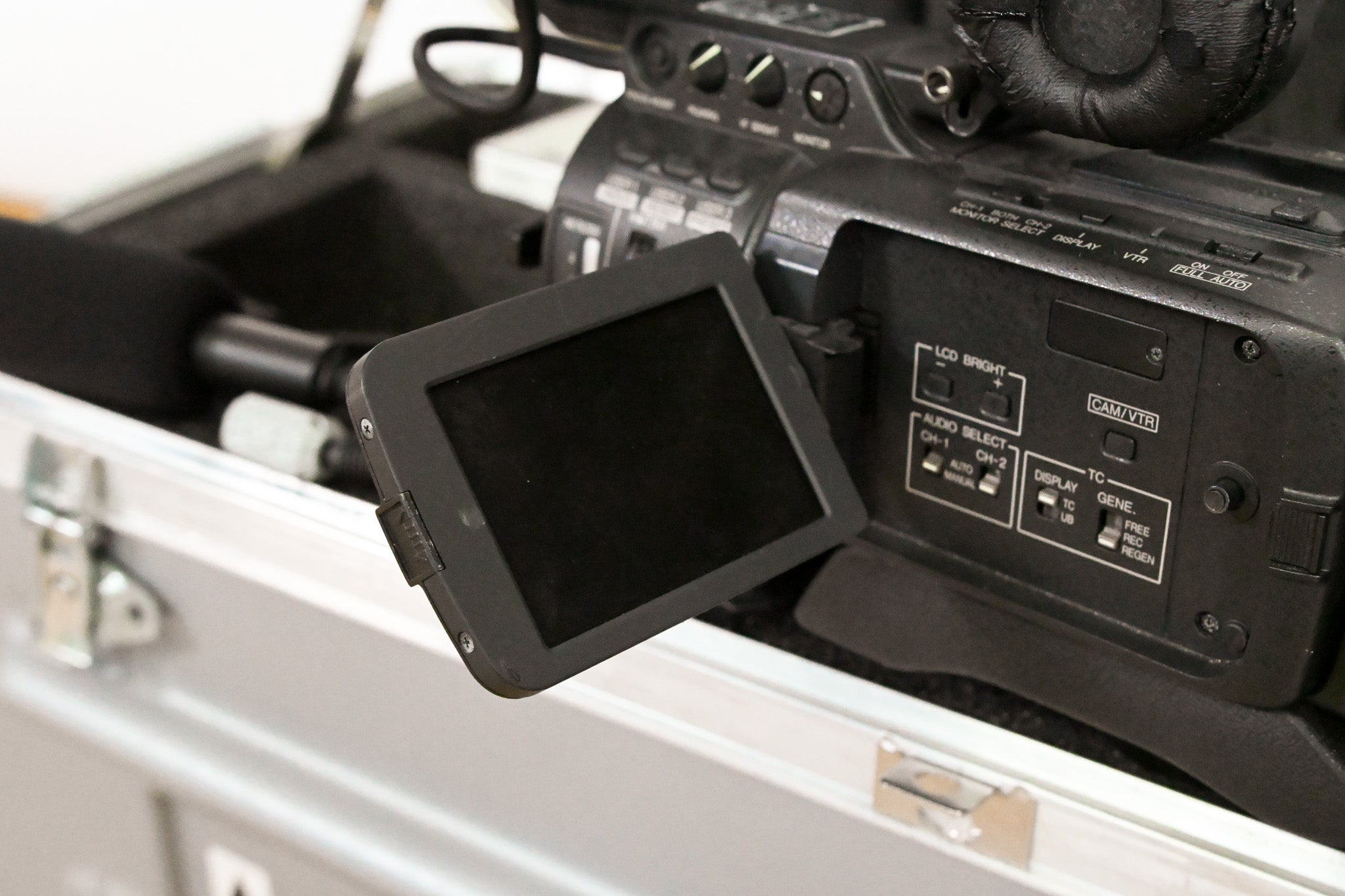 JVC GY-HD200U 1/3" 3-CCD Professional HDV Camcorder