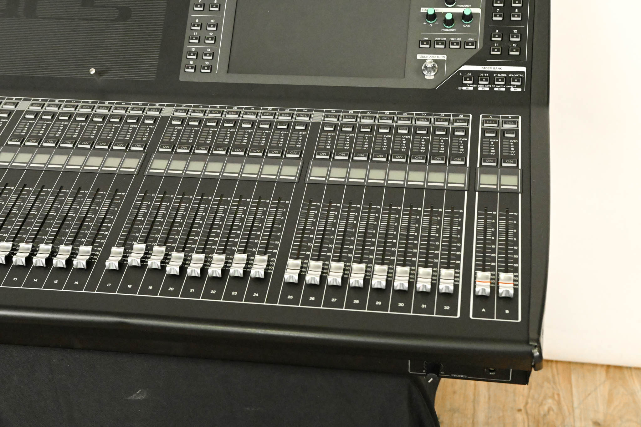 Yamaha QL5 64-Channel Digital Audio Mixing Console