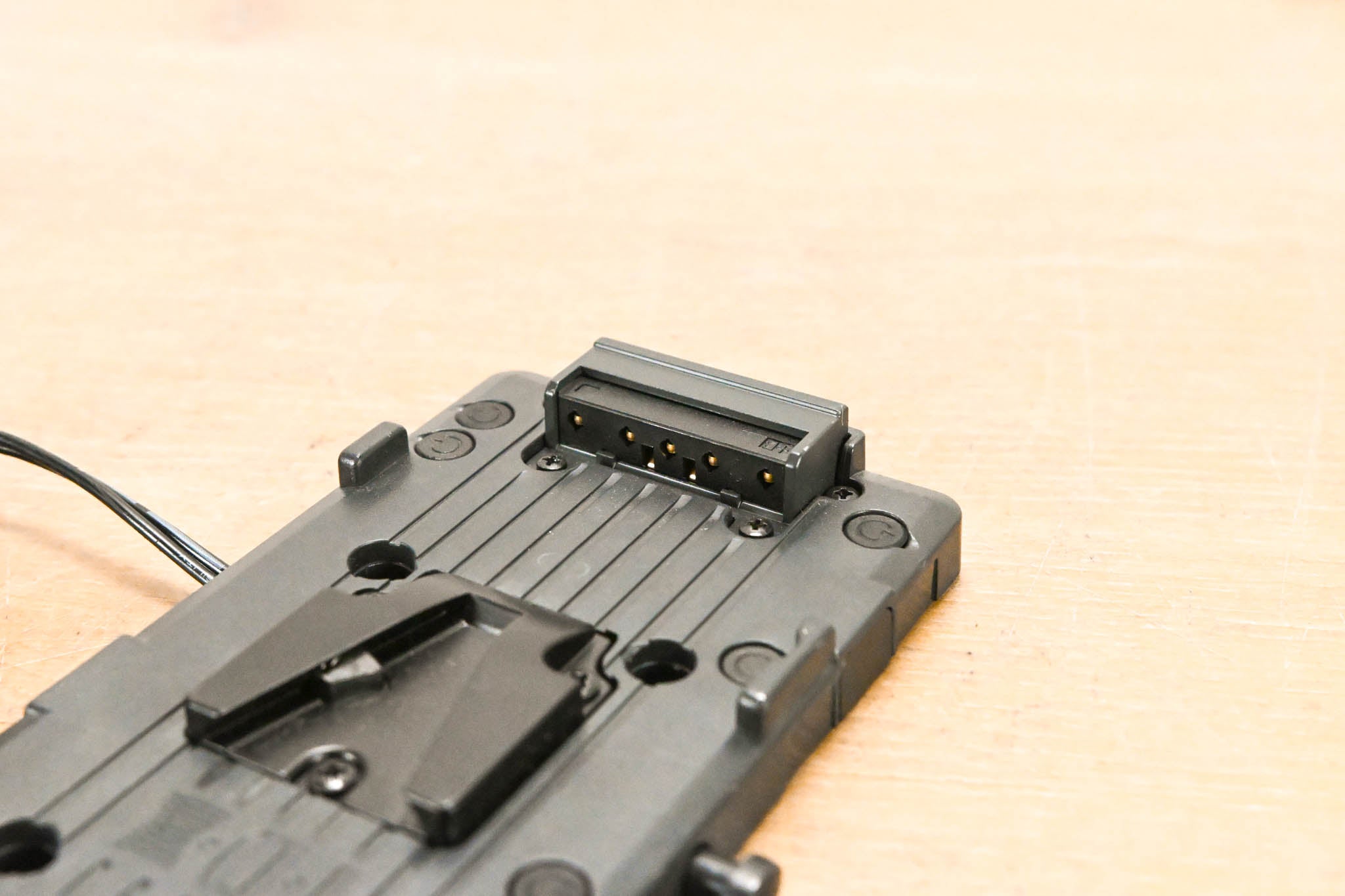 IDX System Technology TA-PV2J650 V-Mount Adapter (NO POWER SUPPLY)
