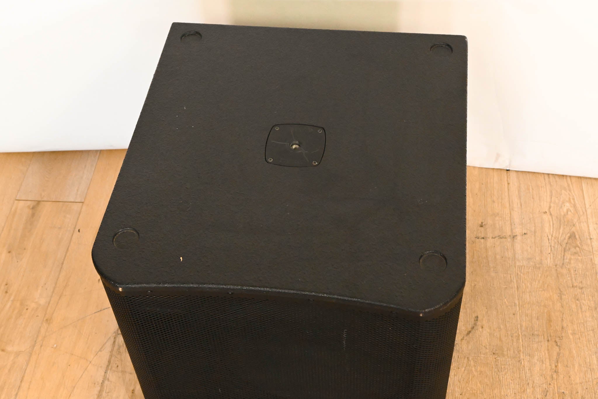 QSC KW181 1000W 18" Powered Subwoofer