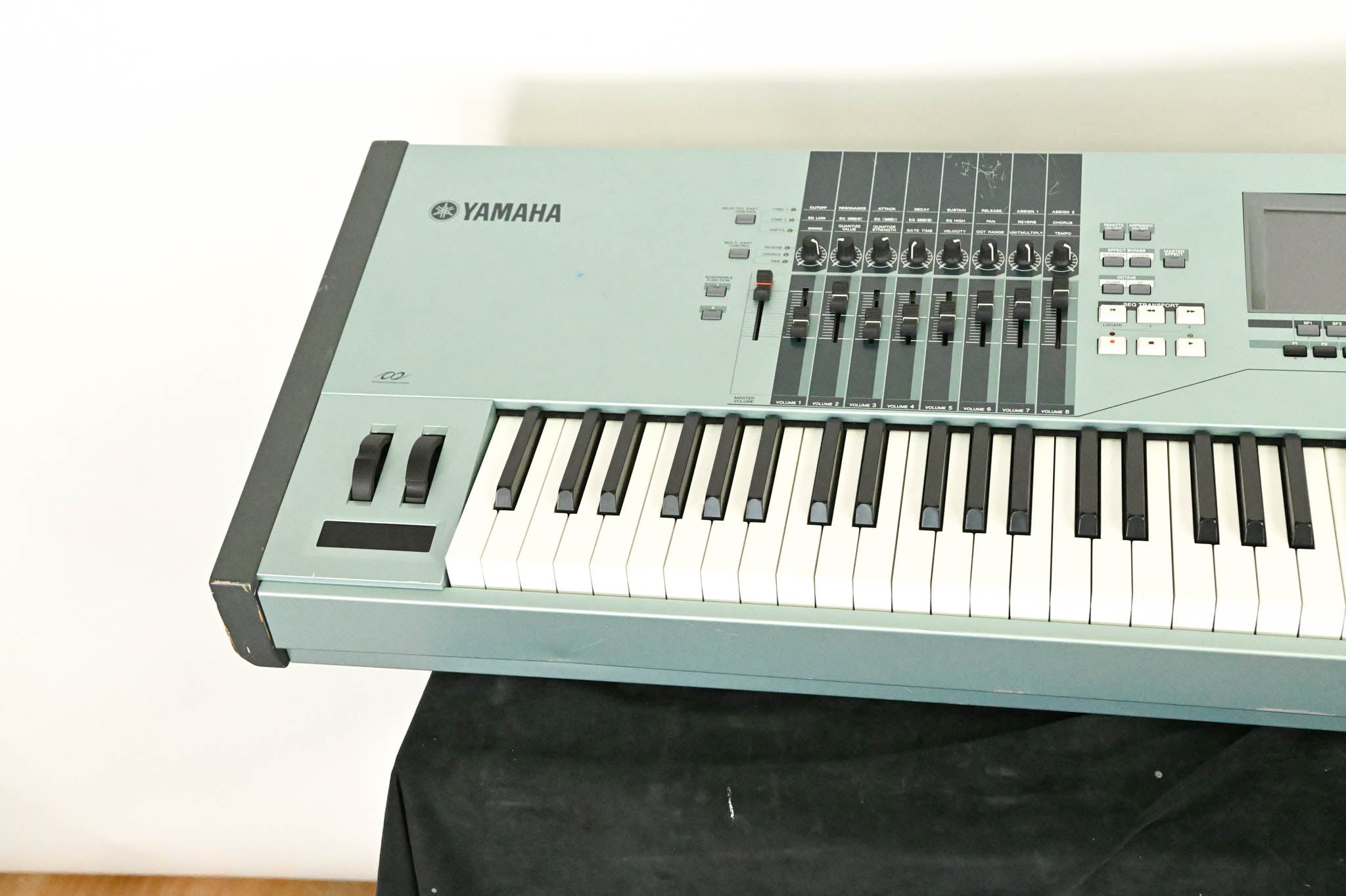 Yamaha Motif XS8 88-Key Synthesizer Keyboard Workstation