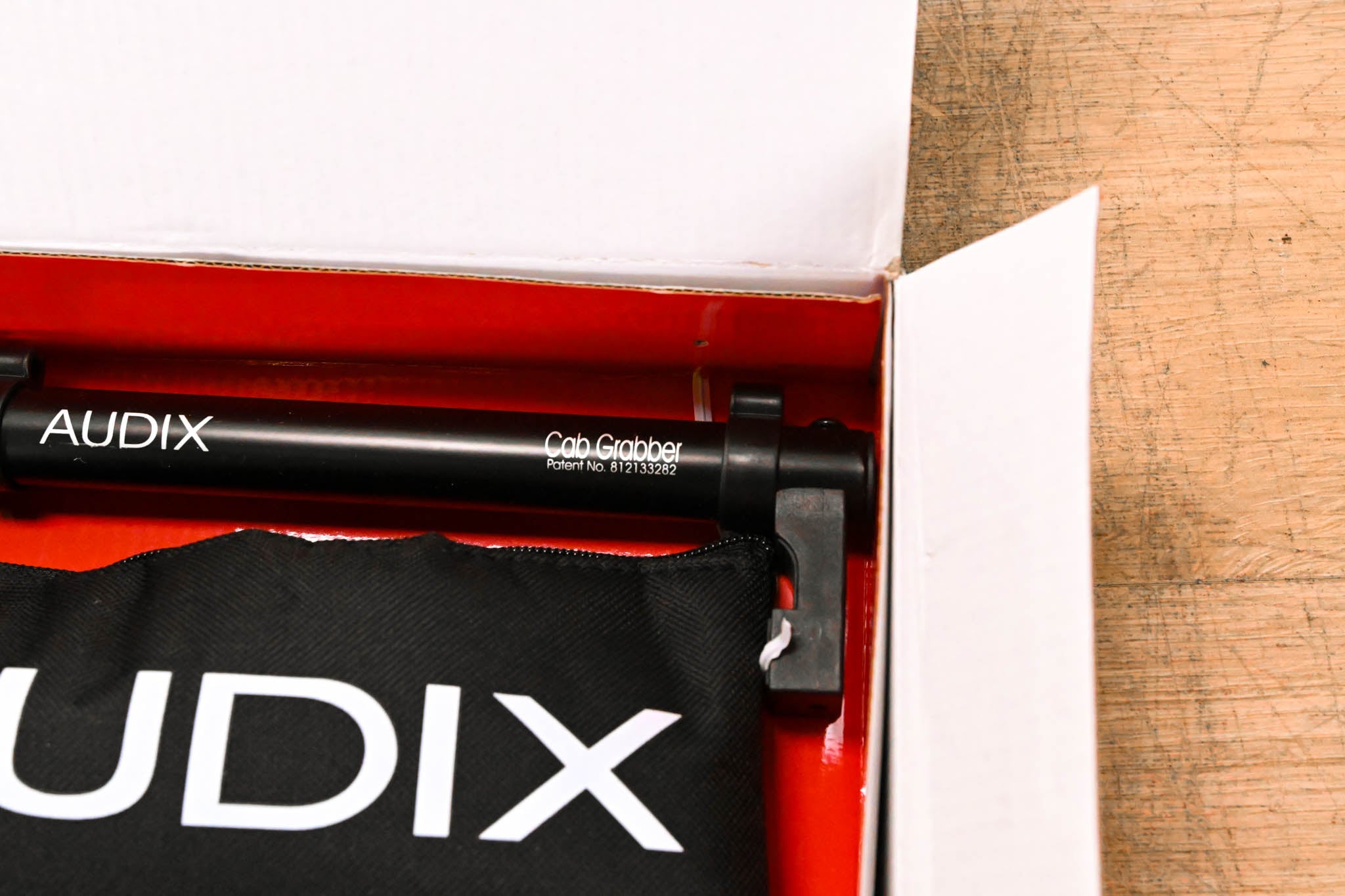 Audix i5 Cardioid Dynamic Instrument Microphone w/ CabGrabber Mic Clamp