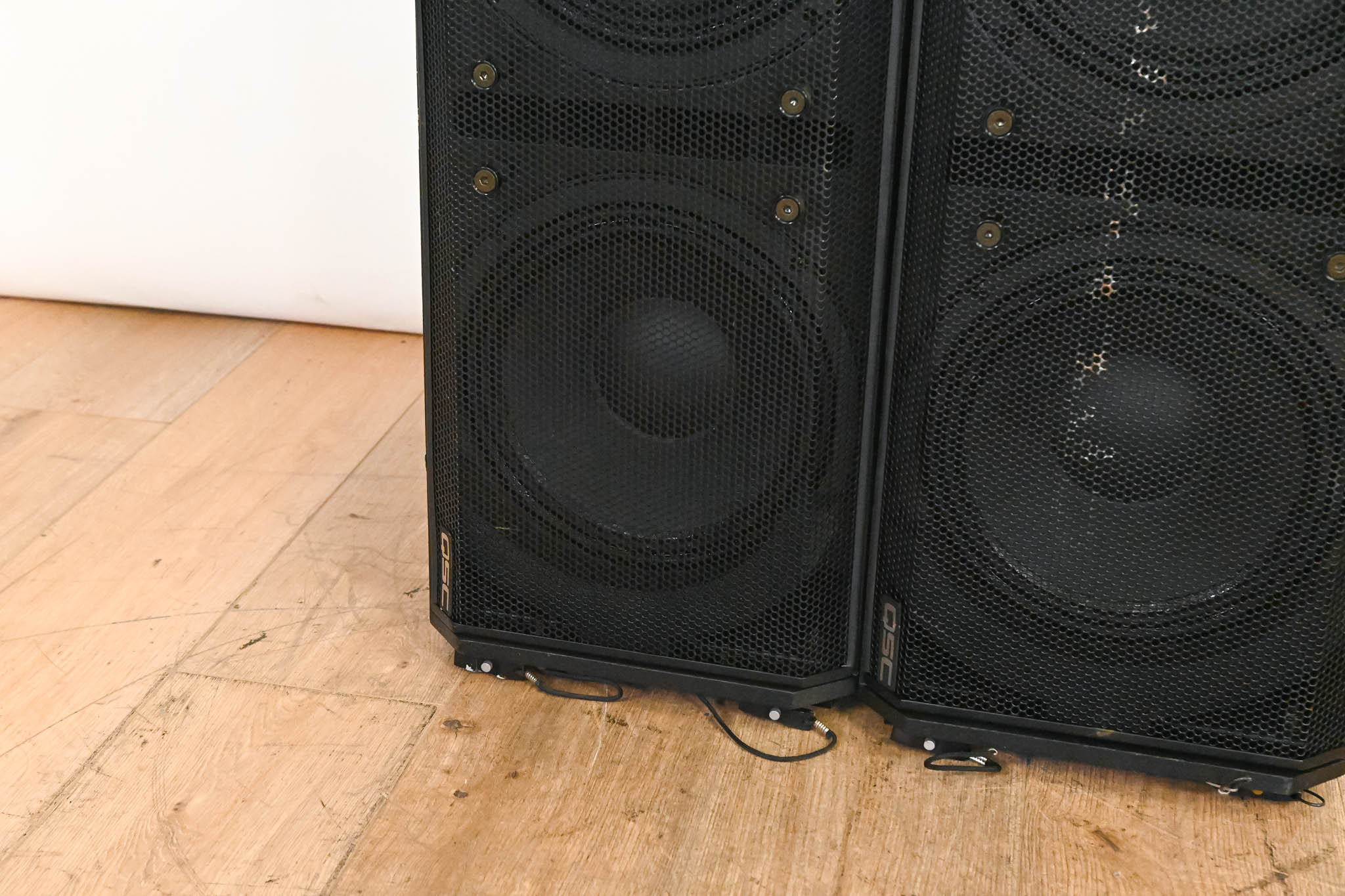QSC WideLine-10 Dual 10-Inch Wide Line Array Speaker (PAIR)