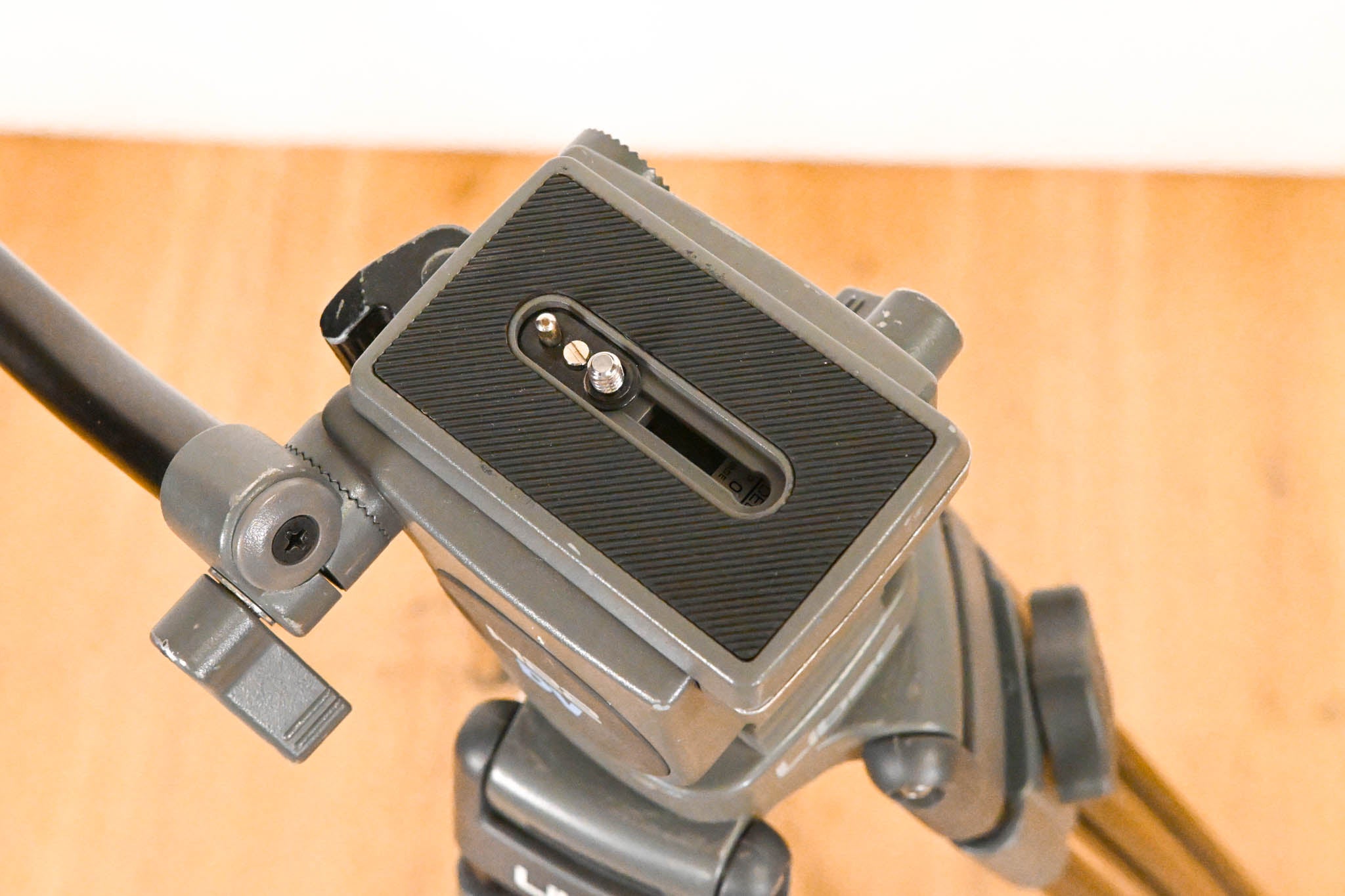 Libec H22 DV Fluid Head with T58 Tripod Legs