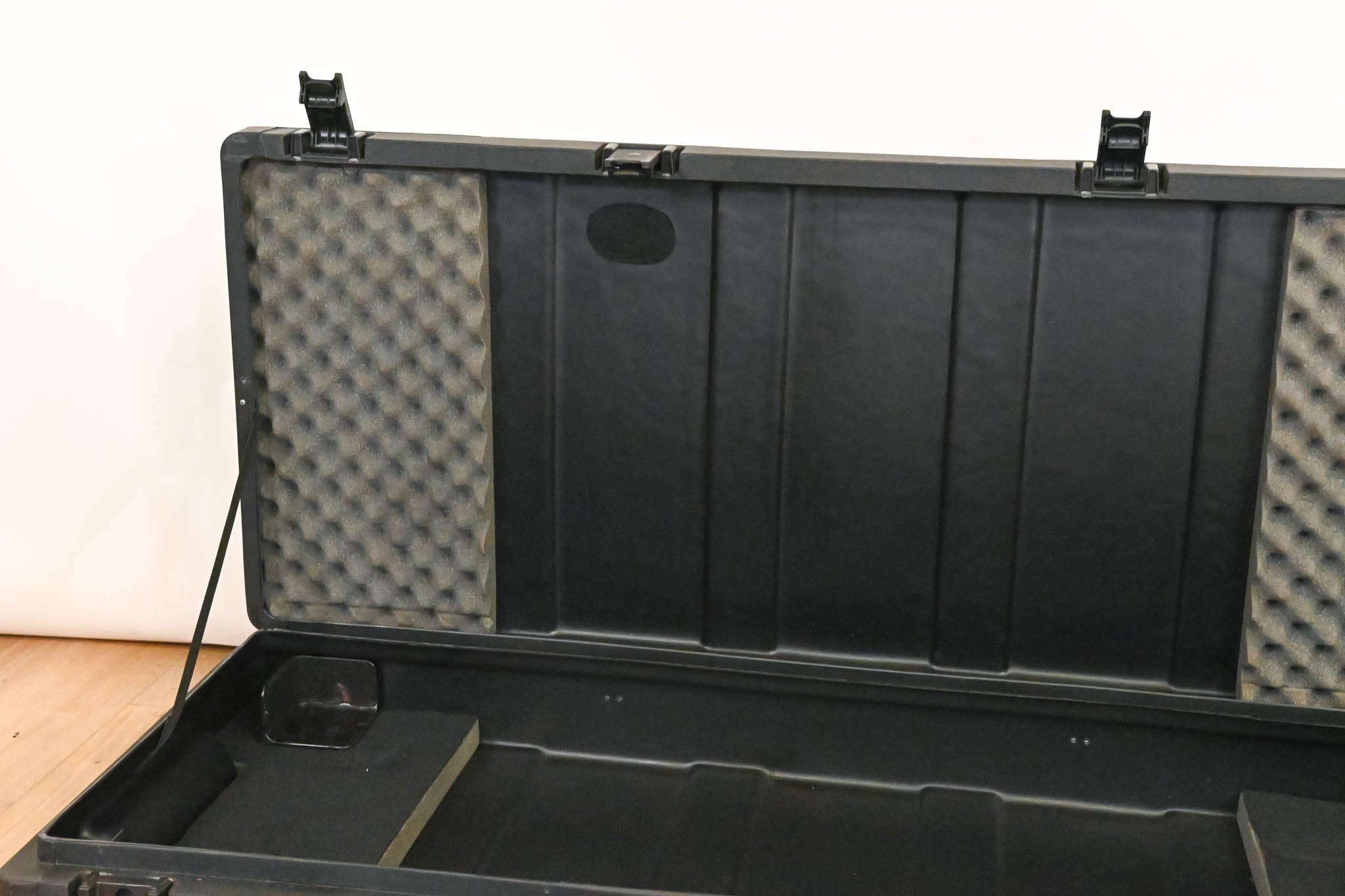 SKB 1SKB-R5220W Hardshell 76-Key Keyboard Case with Wheels