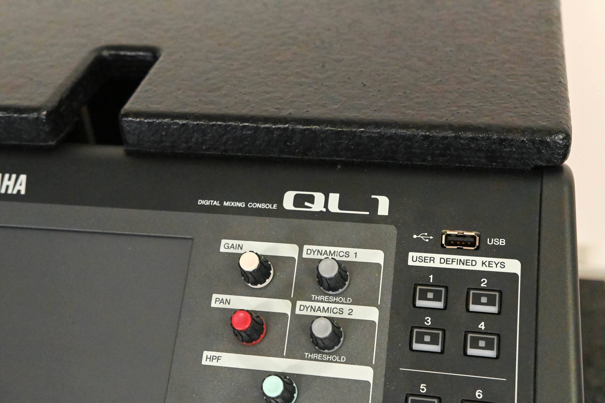 Yamaha QL1 16-Input / 8-Output Digital Mixing Console w/ Road Case