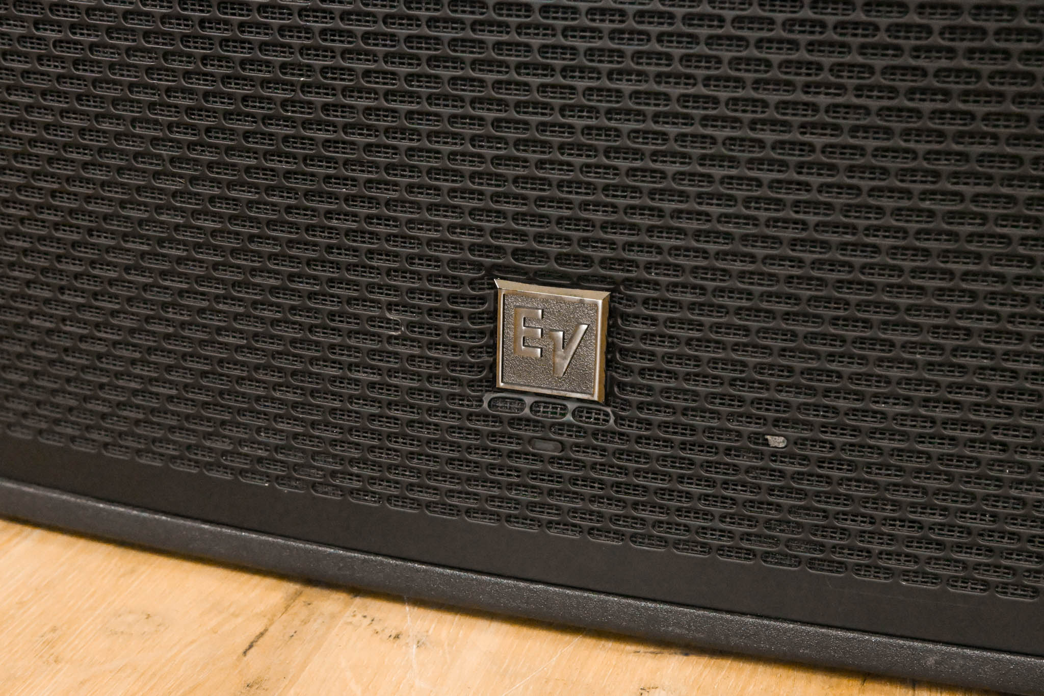 Electro-Voice (EV) EKX-18SP 1300W 18" Powered Subwoofer