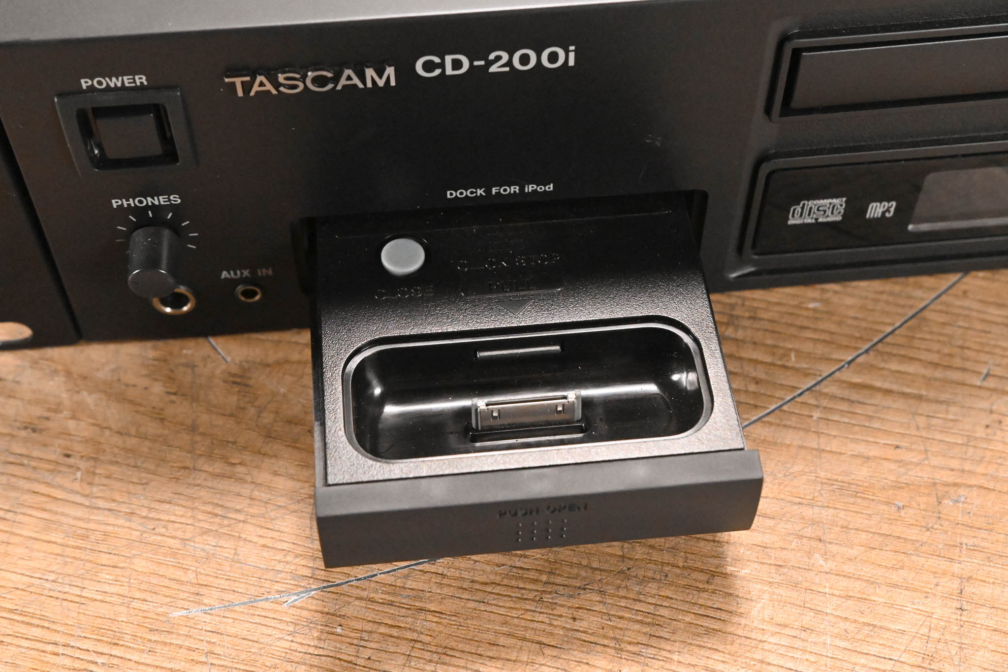 TASCAM CD-200i Rackmountable CD Player with iPod Dock