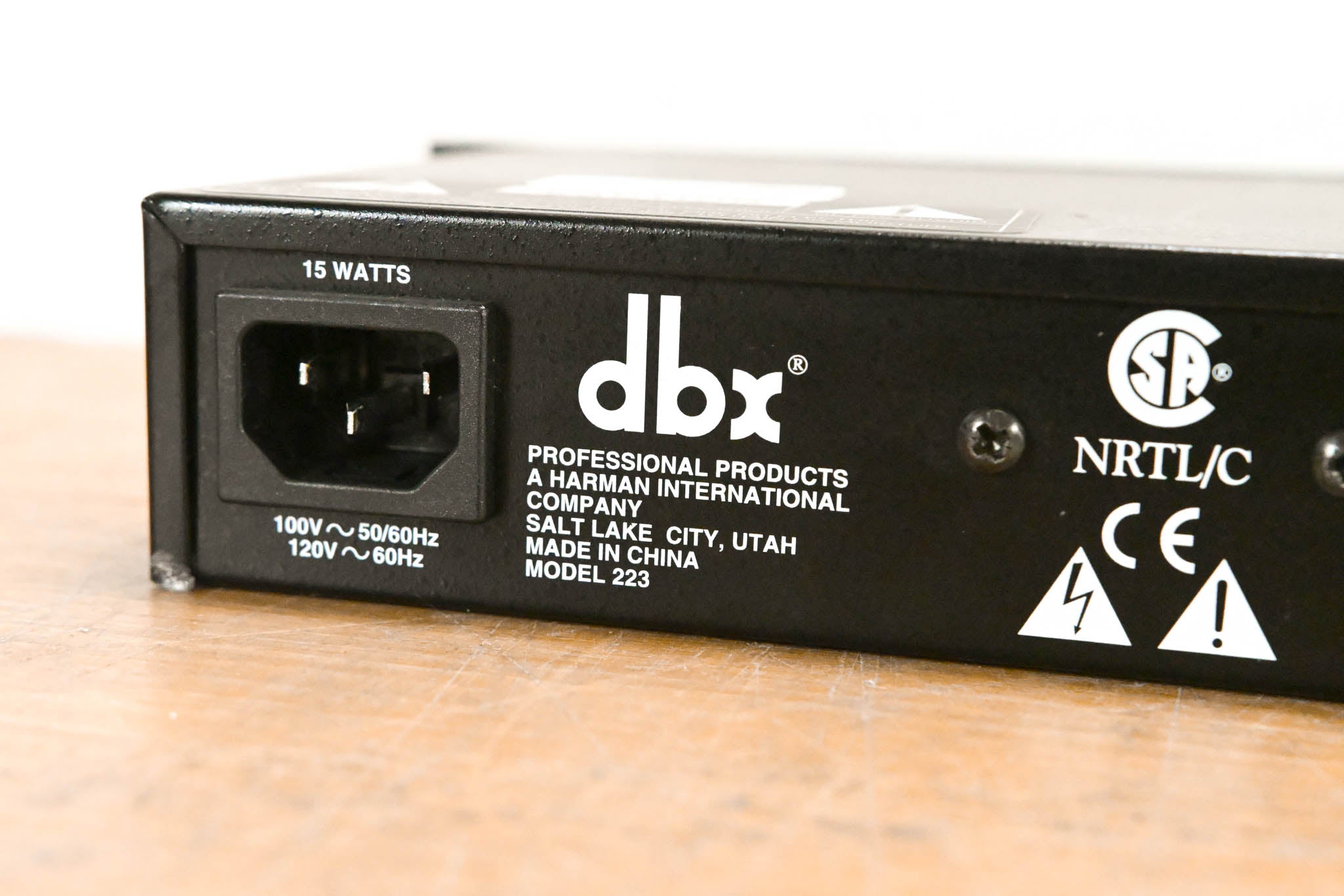 dbx 223 Stereo 2-Way / Mono 3-Way Crossover