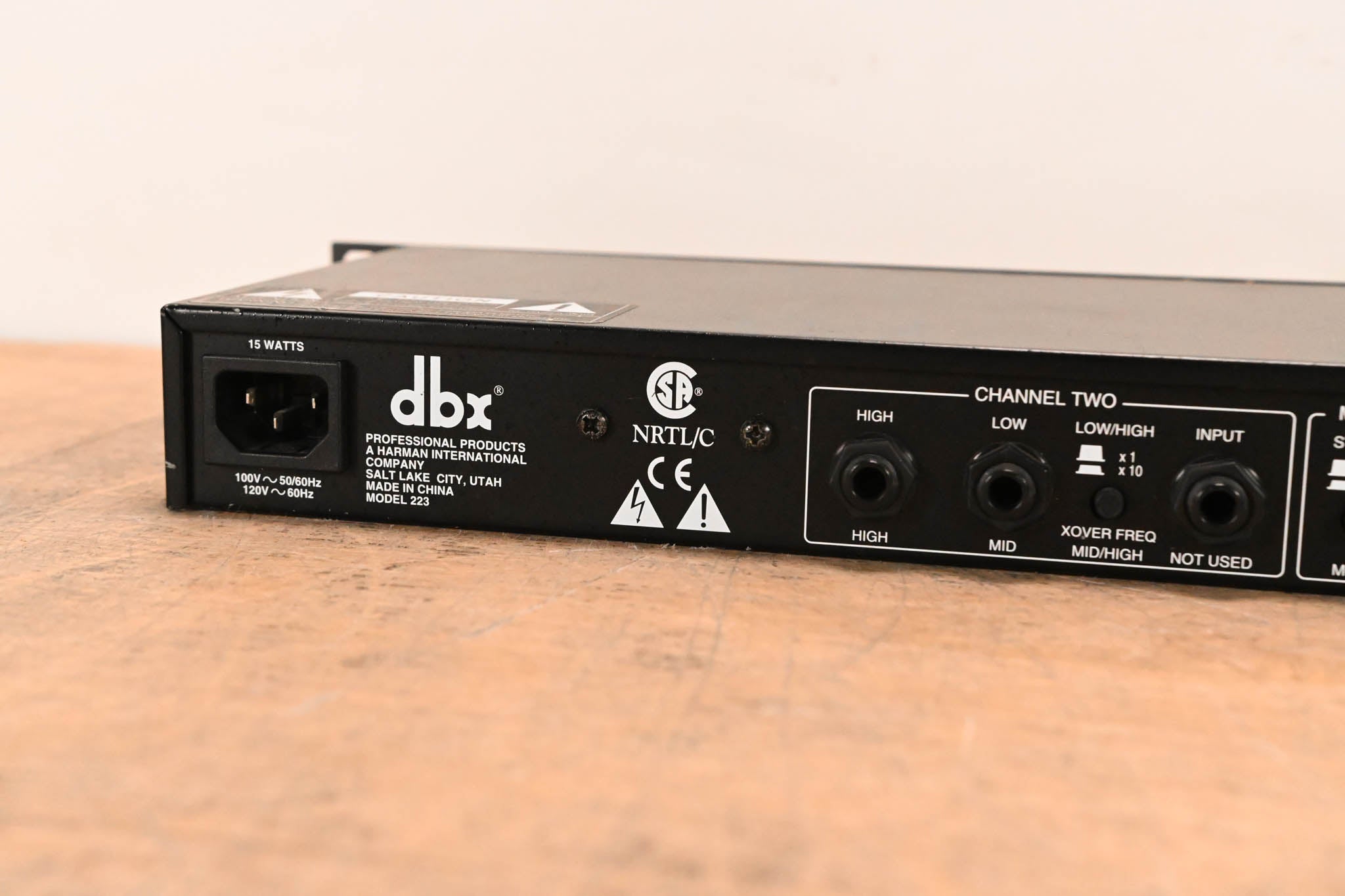 dbx 223 Stereo 2-Way / Mono 3-Way Crossover