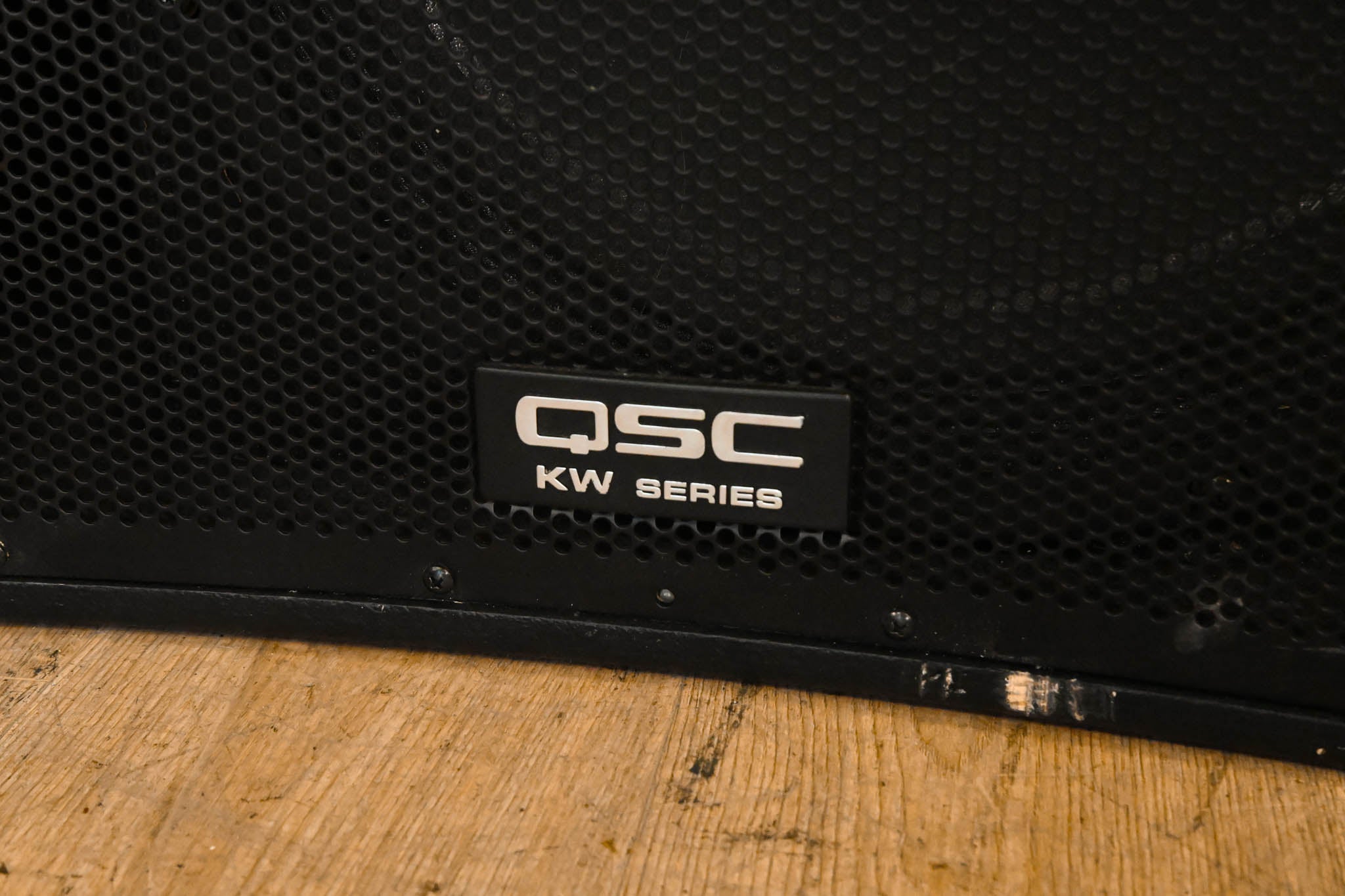 QSC KW181 1000W 18" Powered Subwoofer