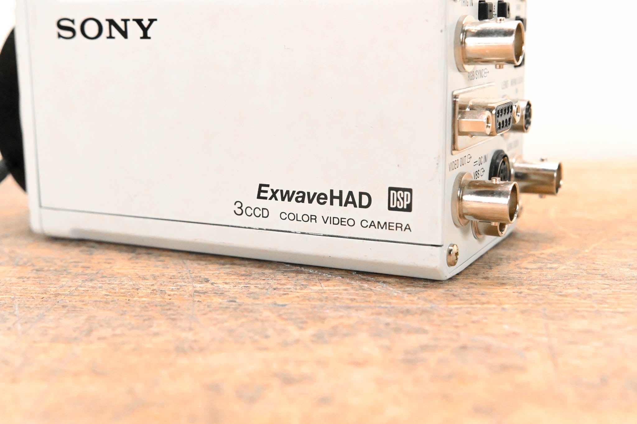 Sony DXC-990 1/2-Inch 3-CCD Color Video Camera CG005CV