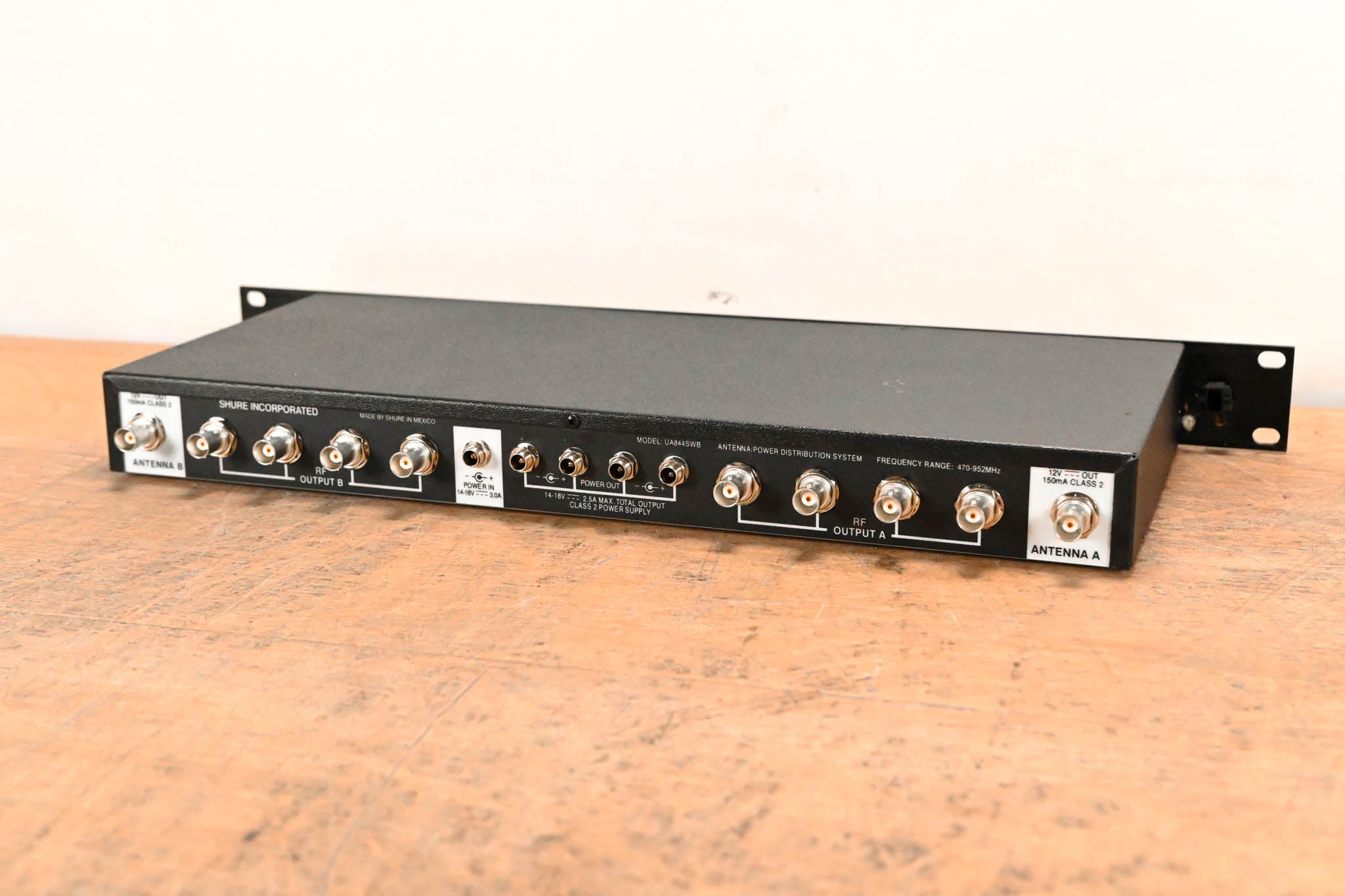 Shure UA844SWB Antenna Distribution System - 470-952 MHz NO POWER SUPPLY