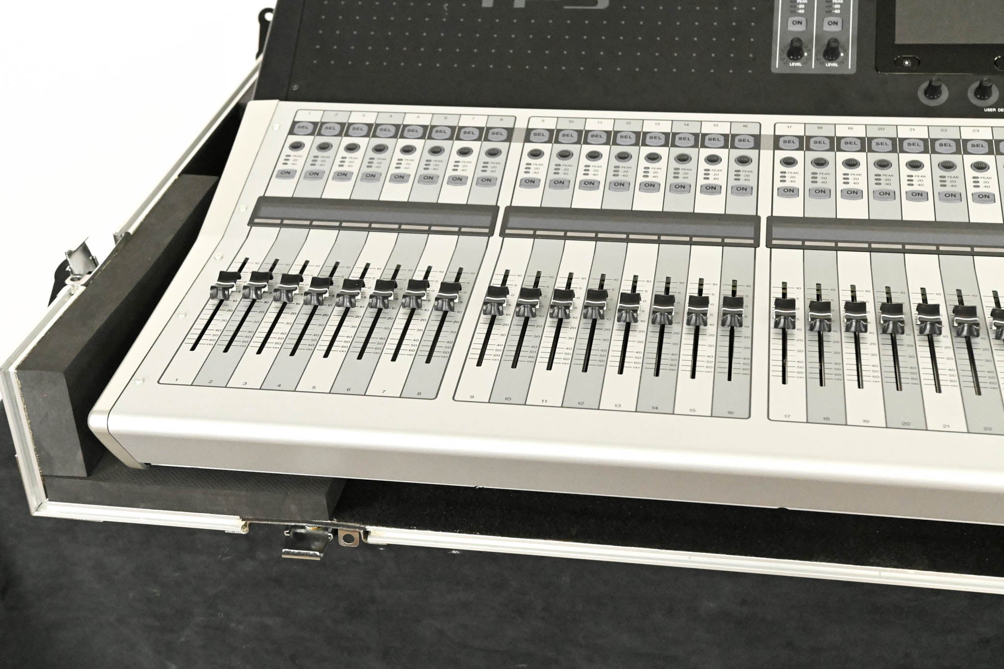 Yamaha TF5 32-Input Digital Mixing Console with Road Case
