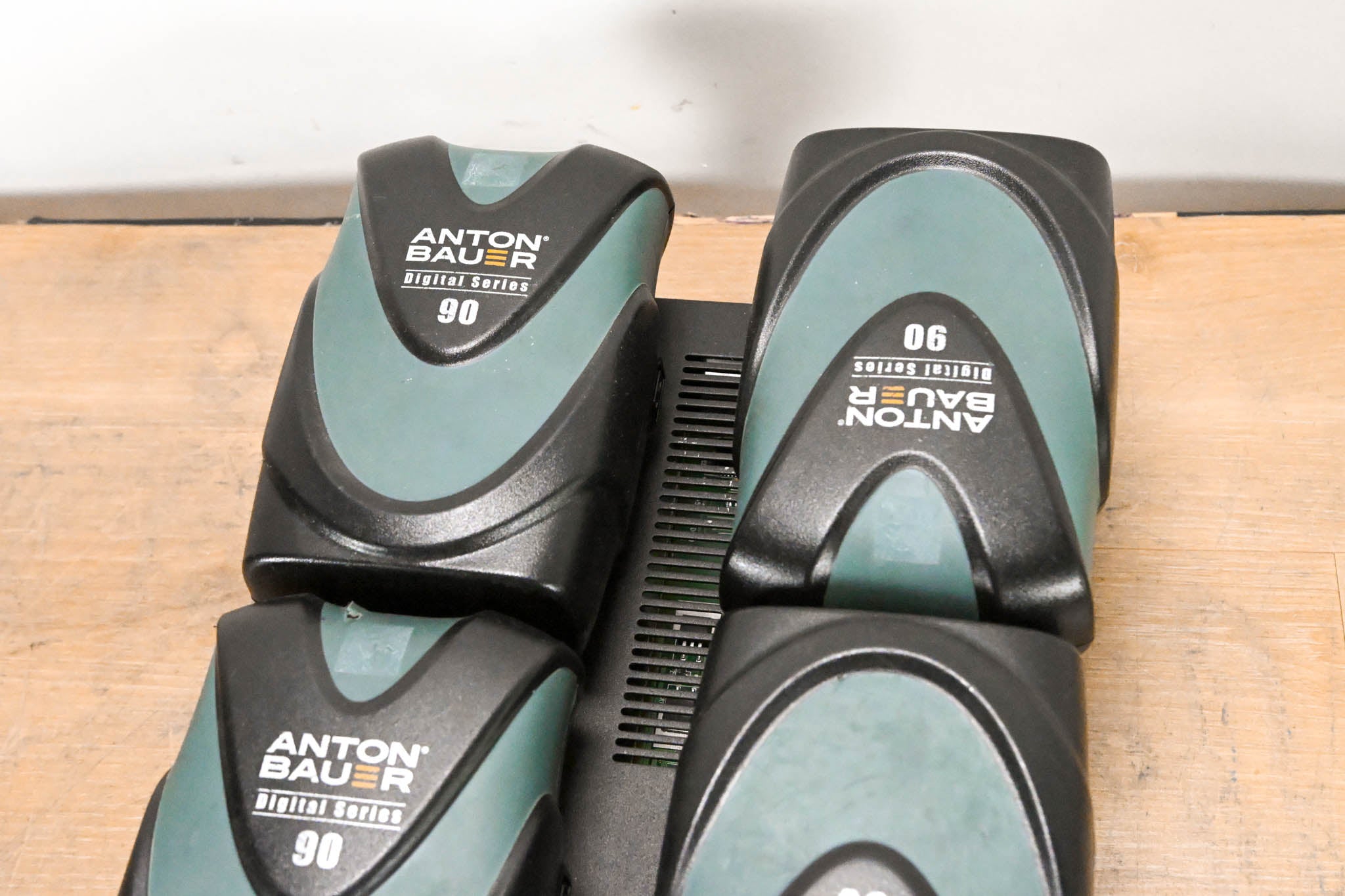 Anton Bauer Q-2702 Interactive 2000 QUAD PowerCharger w/ 4x Batteries