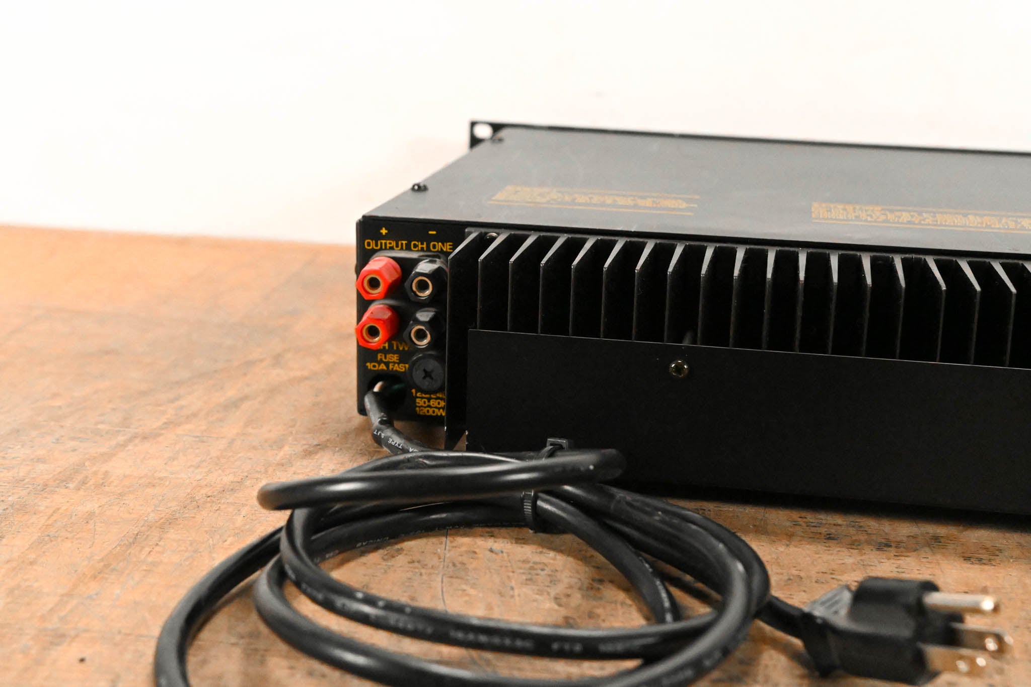 AB International 1650 2-Channel Power Amplifier