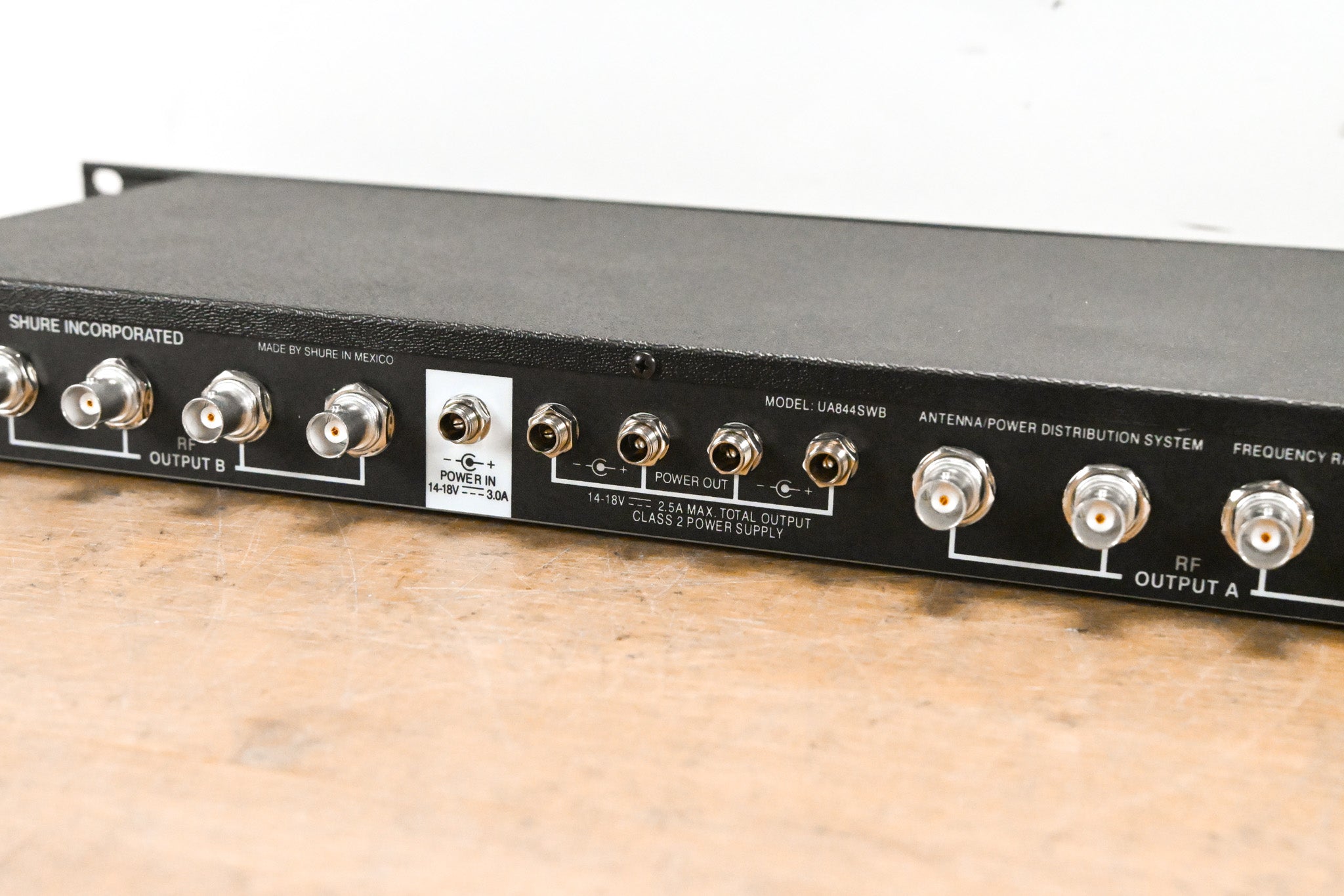 Shure UA844SWB Antenna Distribution System - 470-952 MHz (NO PSU)