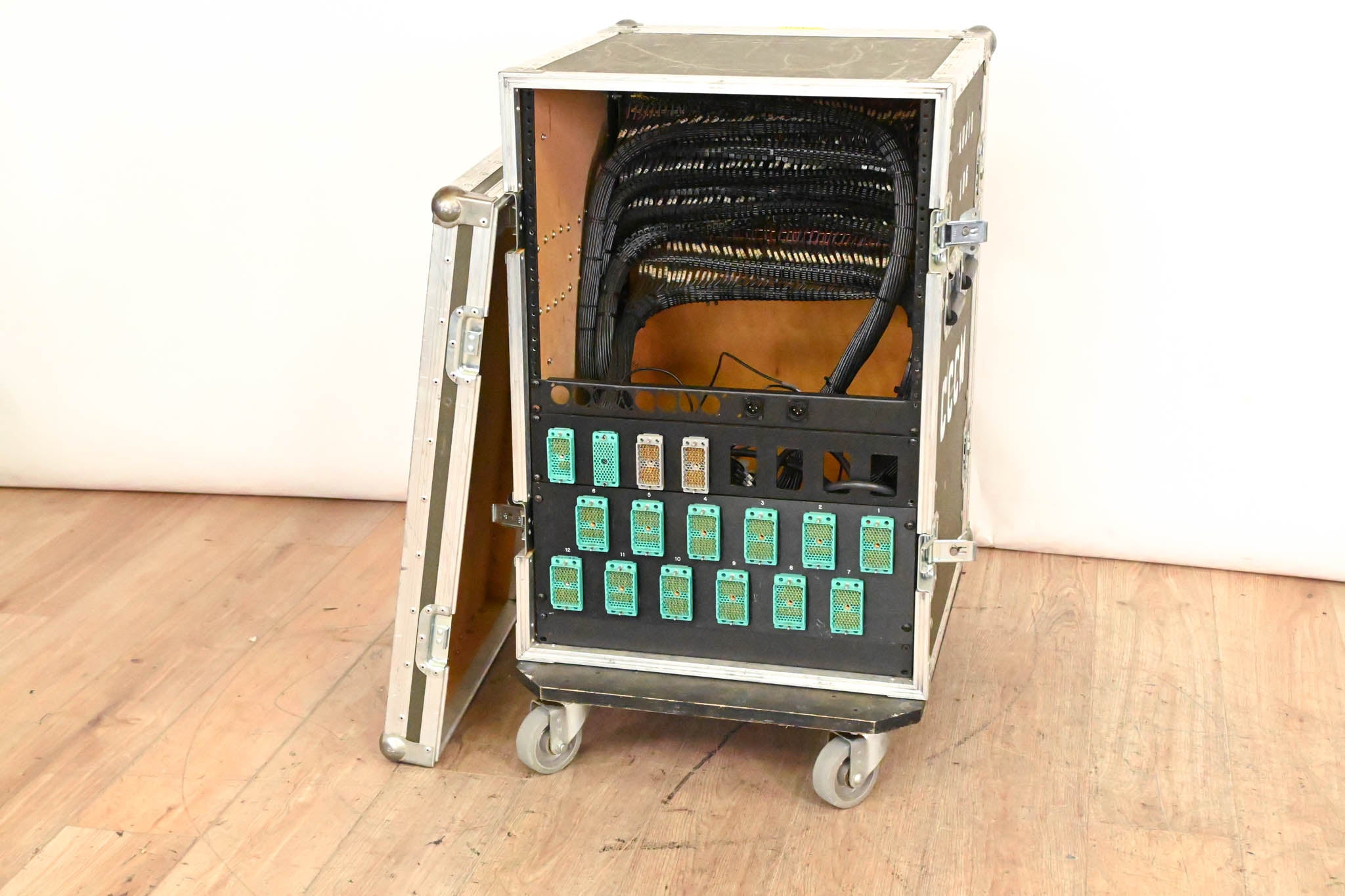 ADC 5x 96-Point TT Patchbay Rack w/ Elco I/O – 16U Rolling Case