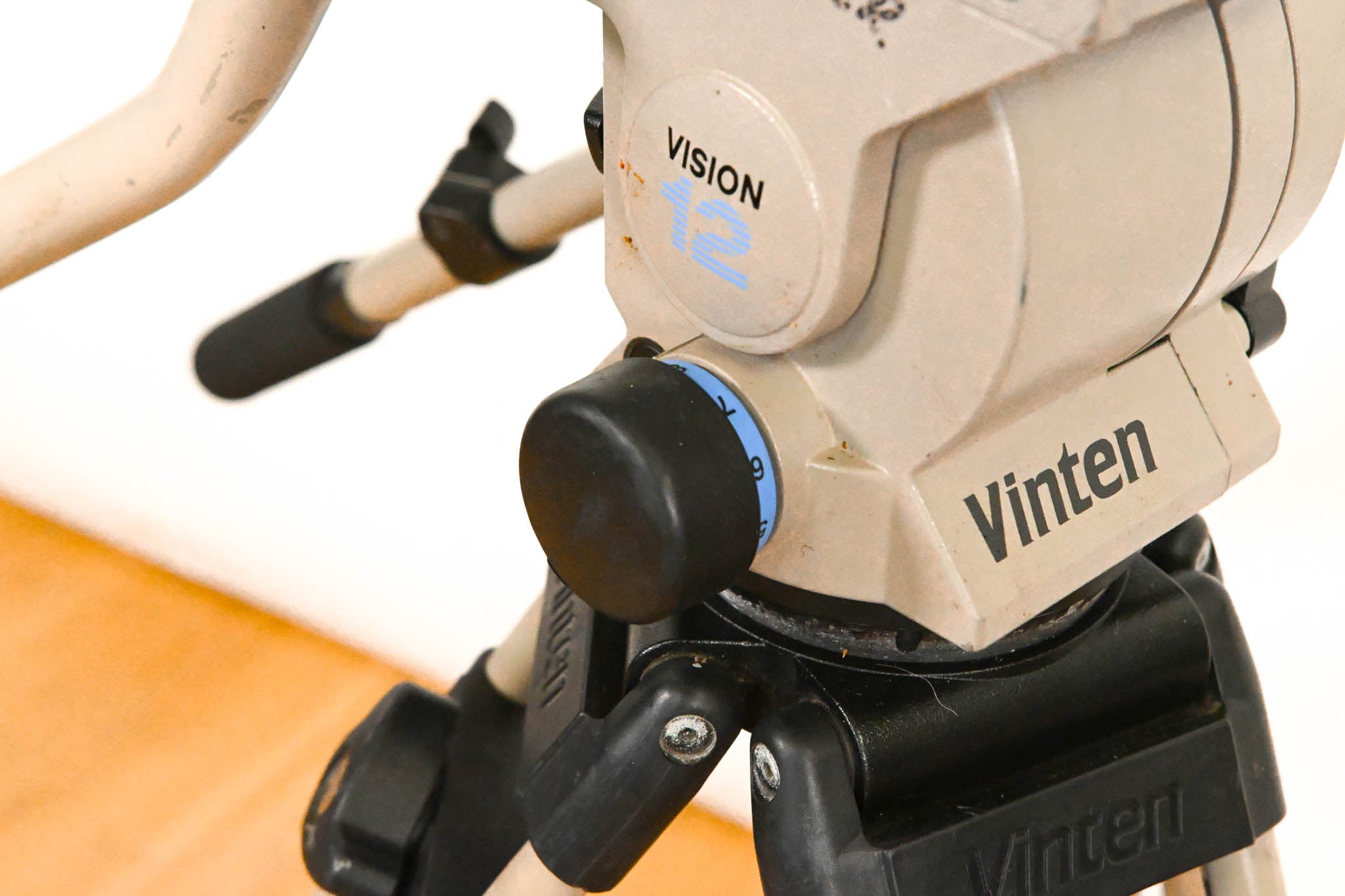 Vinten Vision 12 SD Fluid Head with Aluminum Tripod