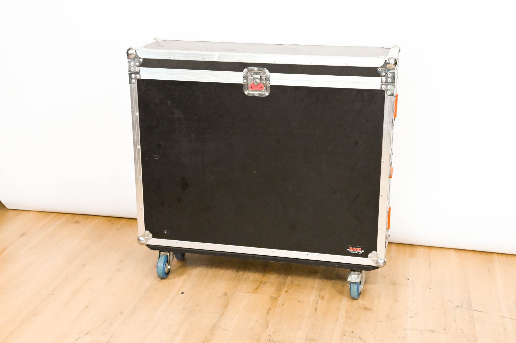 Behringer X32 40-Channel Digital Mixing Console with Road Case