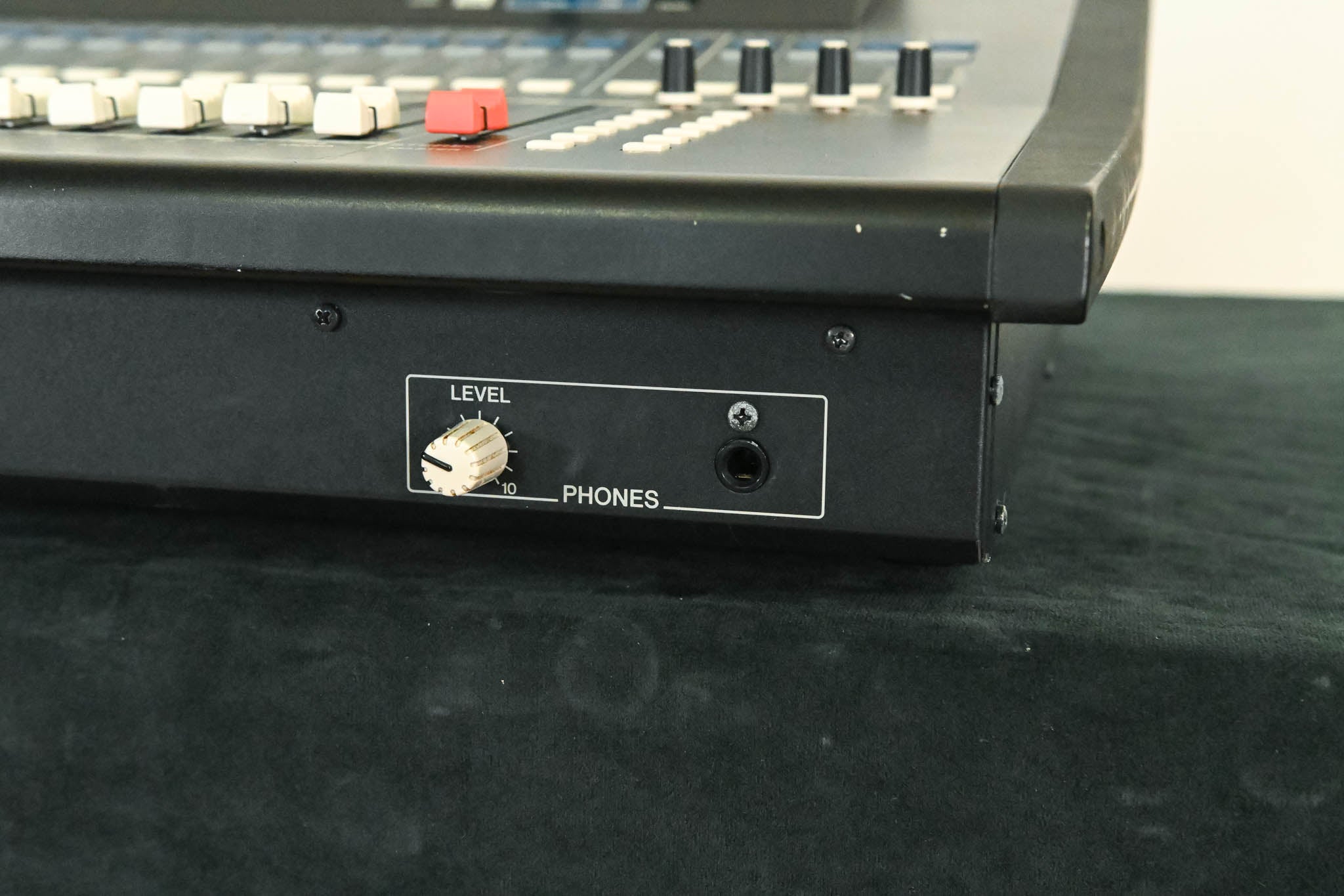 Yamaha LS9-32 32-Input Digital Mixing Console