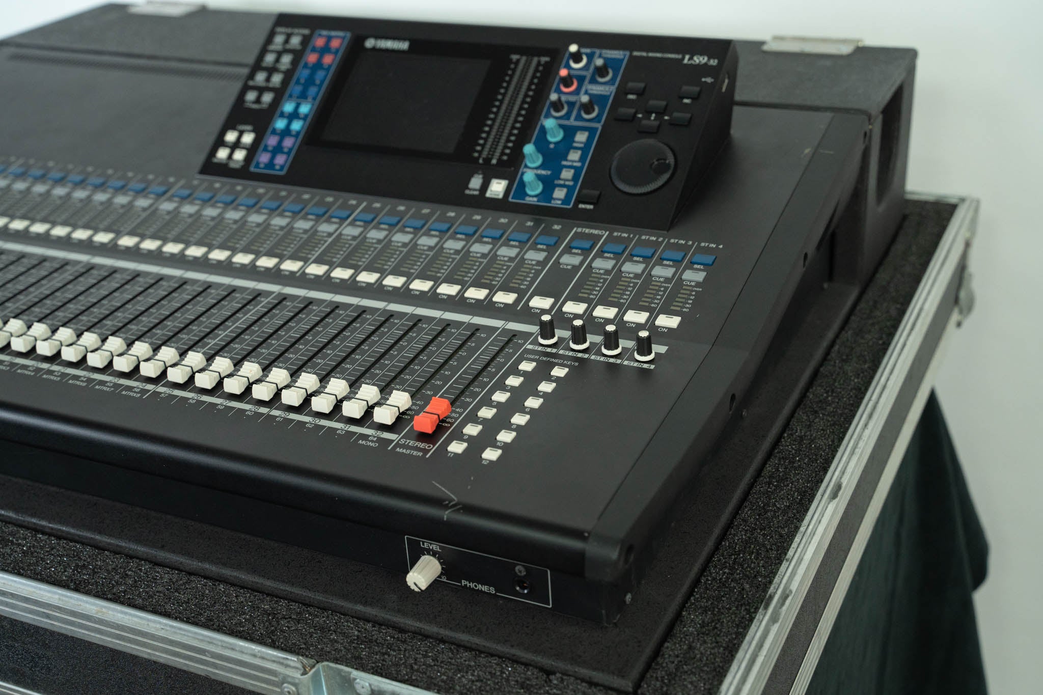 Yamaha LS9-32 32-CH Digital Mixing Console with Road Case