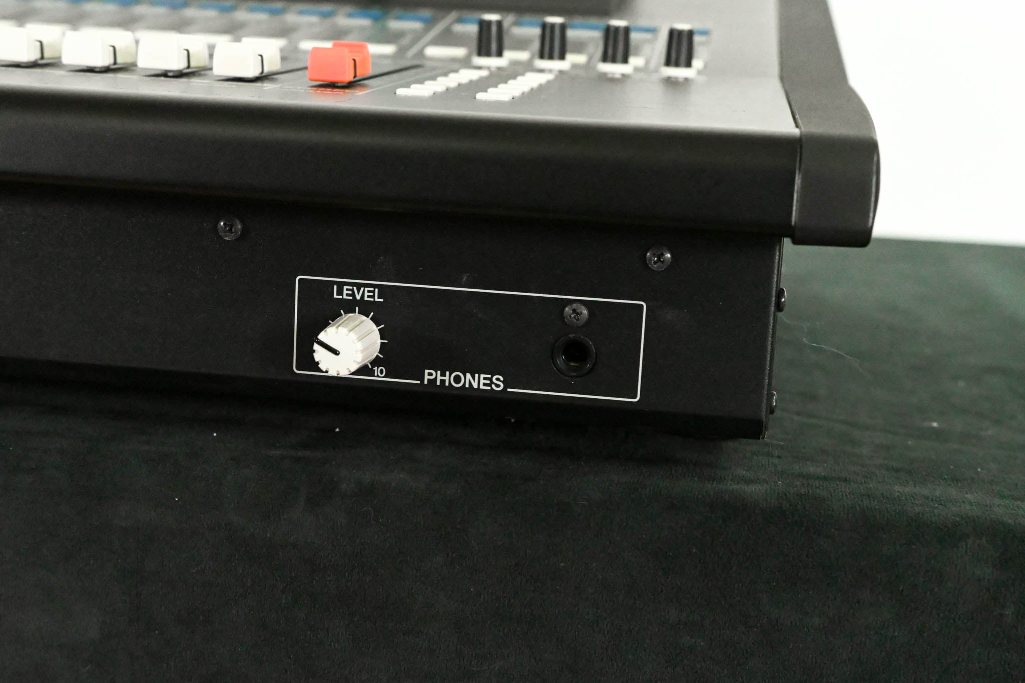 Yamaha LS9-32 32-Input Digital Mixing Console