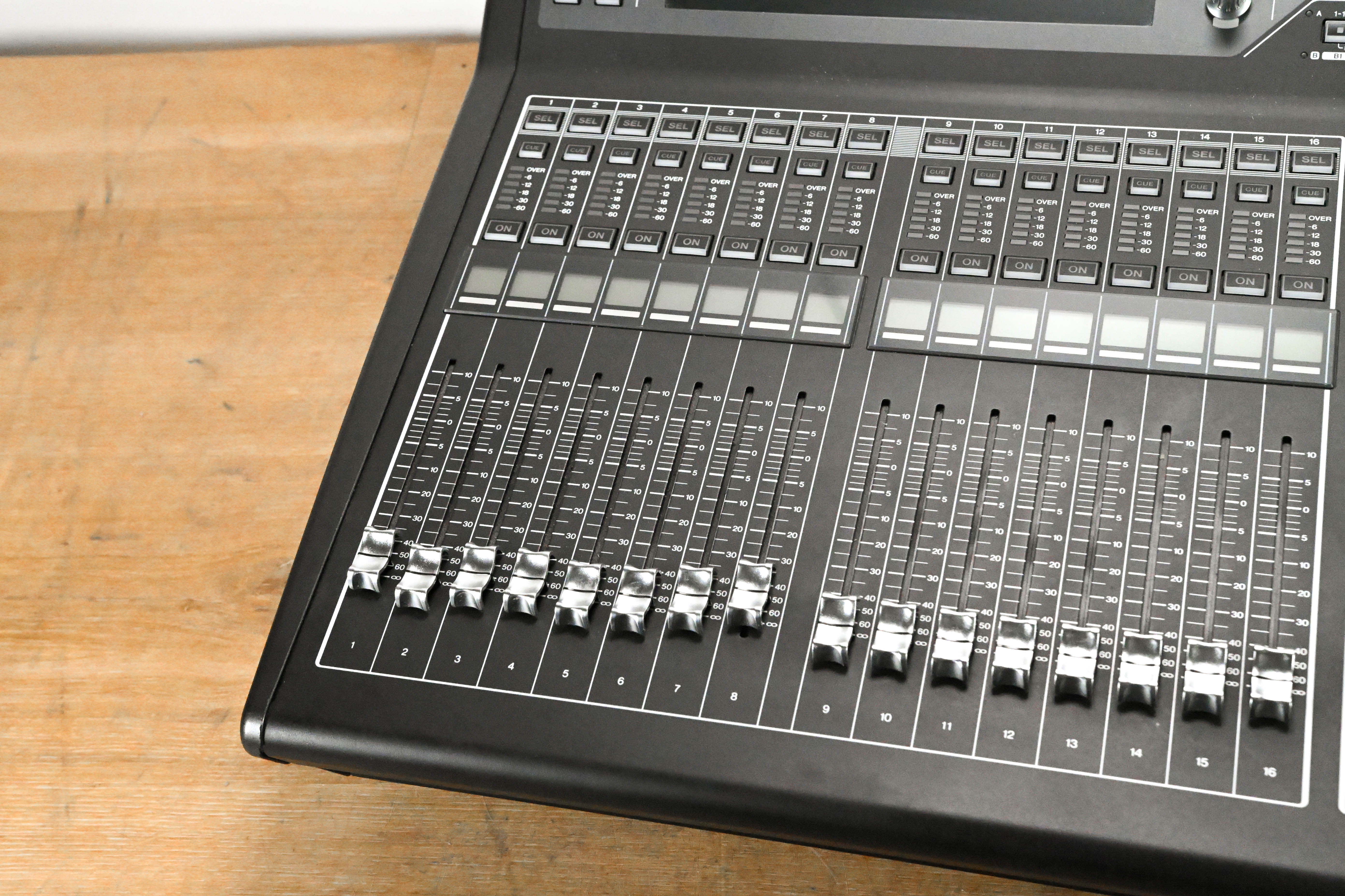 Yamaha QL1 16-Input / 8-Output Digital Mixing Console