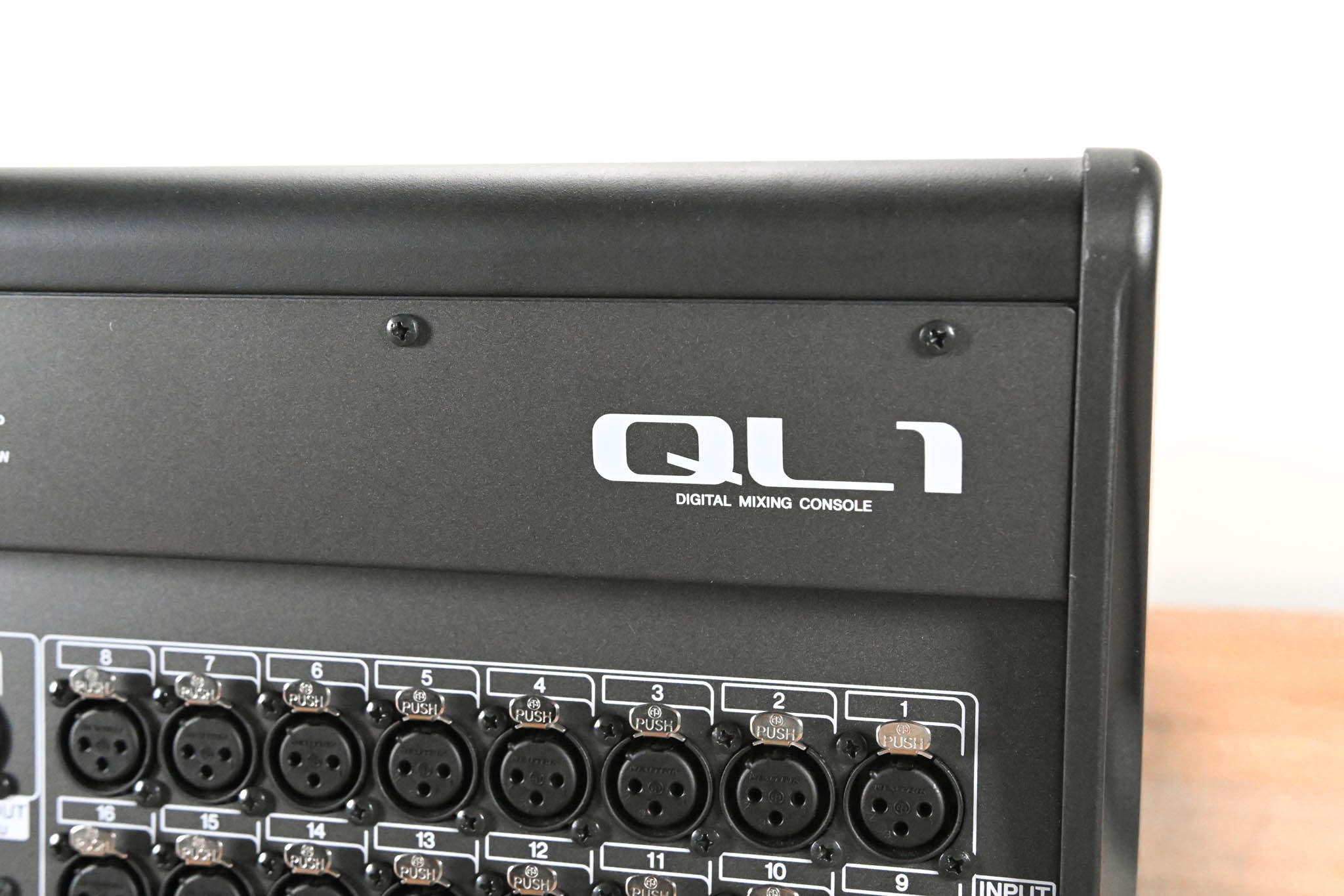 Yamaha QL1 16-Input / 8-Output Digital Mixing Console CG01FBL