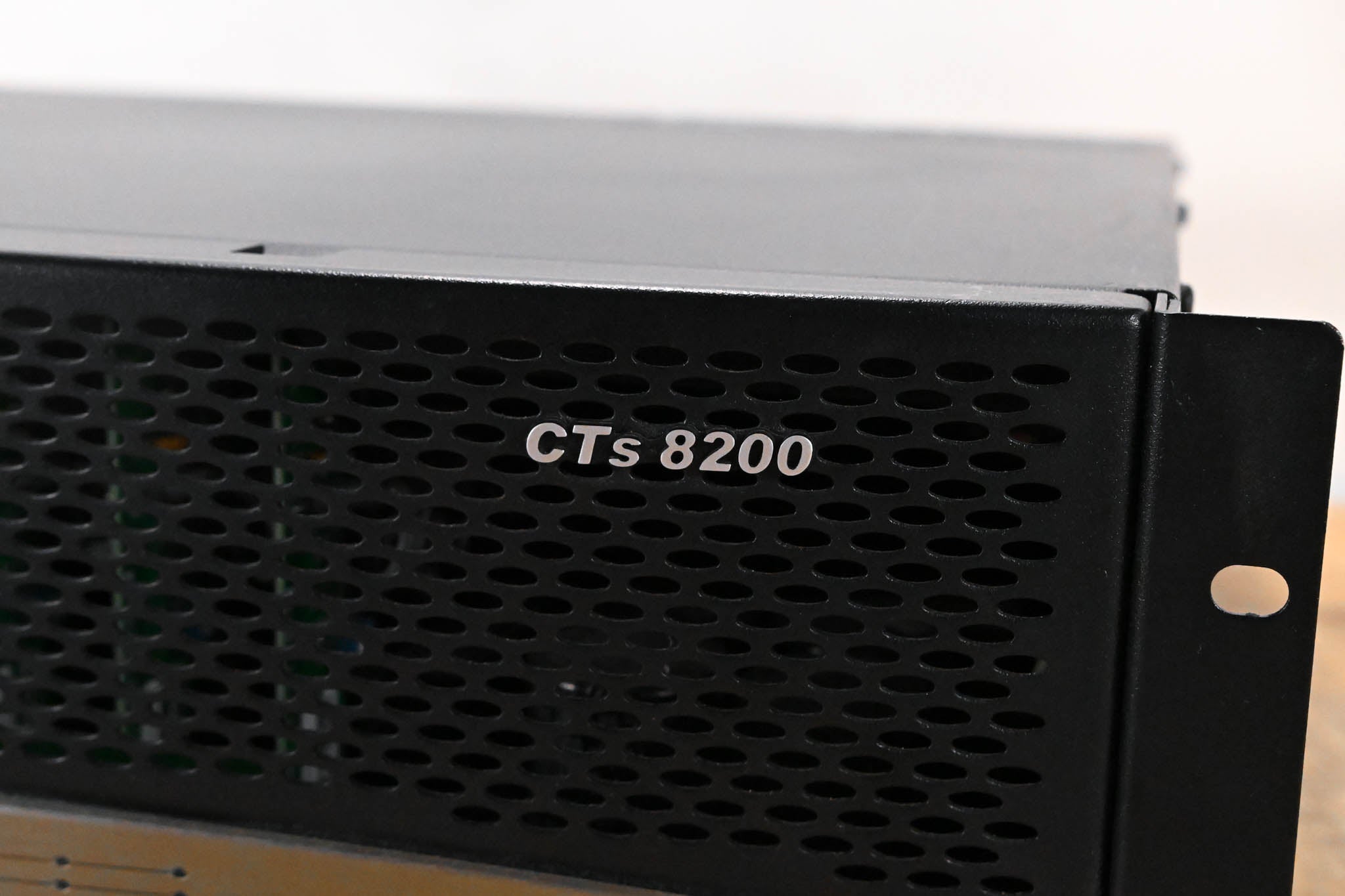 Crown CTs 8200 200W 8-Channel Power Amplifier