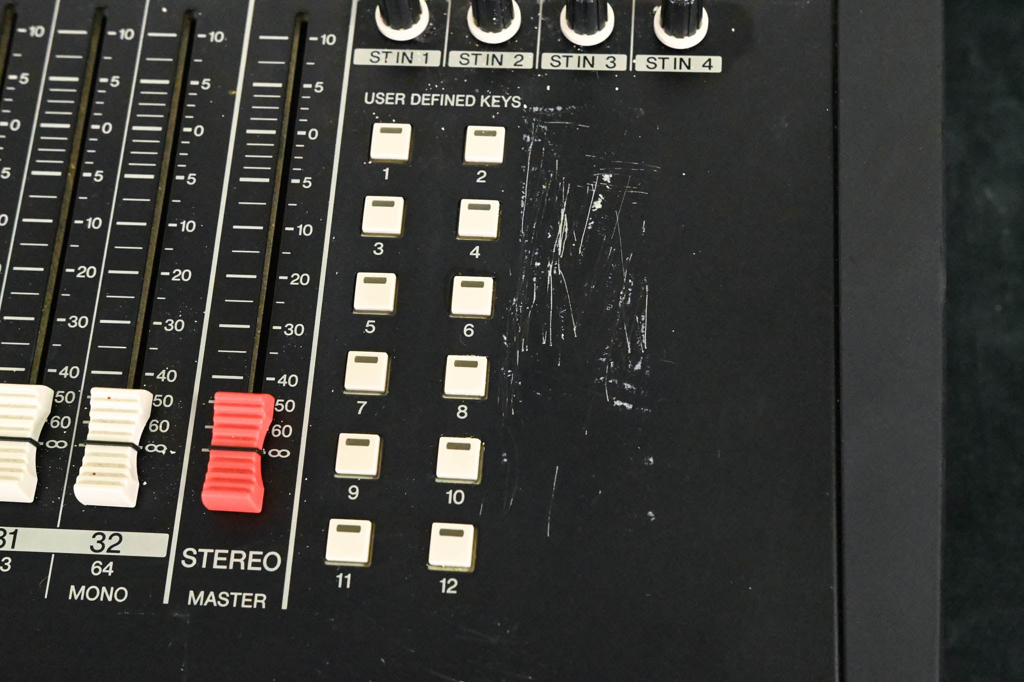 Yamaha LS9-32 32-Input Digital Mixing Console