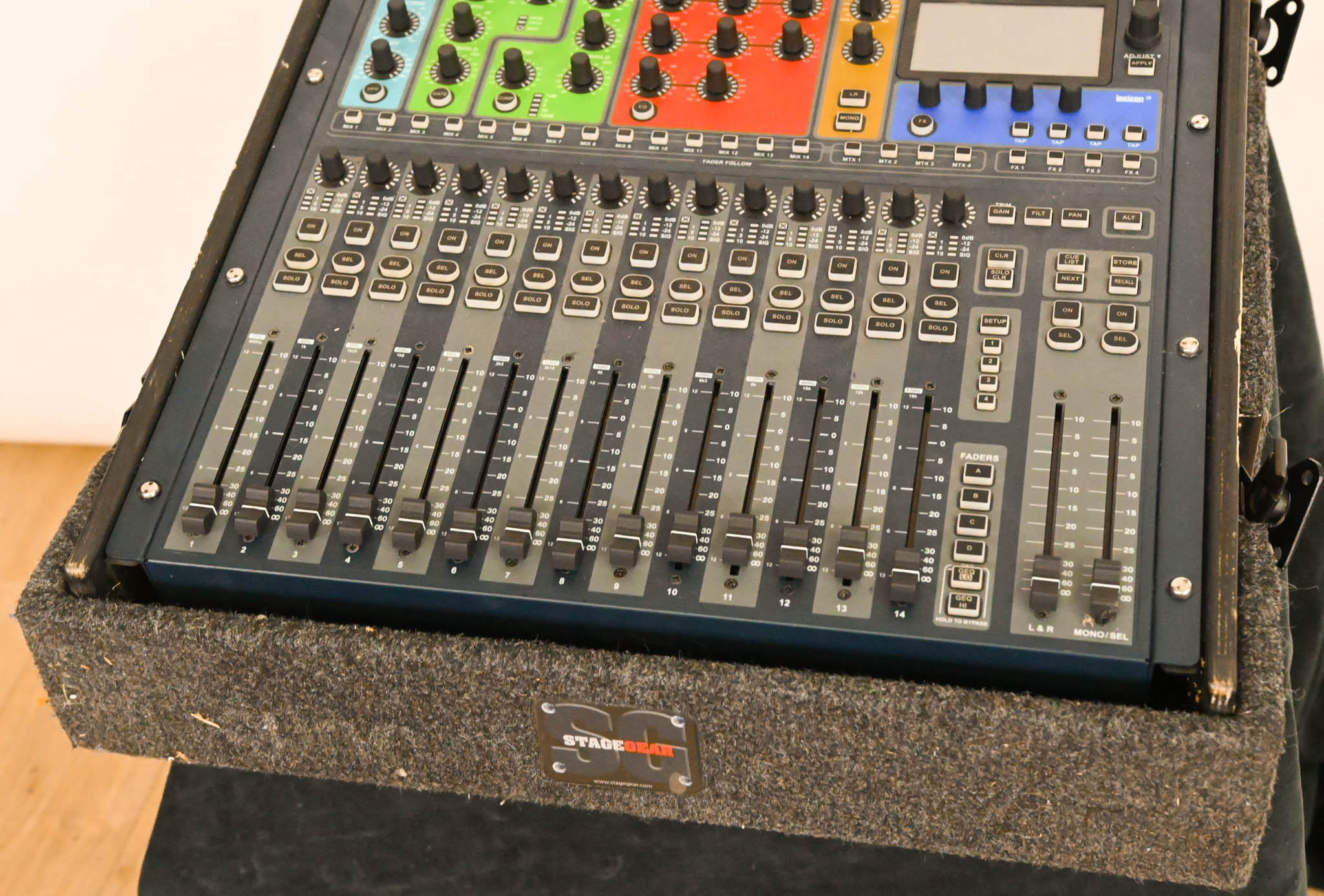 Soundcraft Si Expression 1 Digital Audio Mixing Console with Road Case