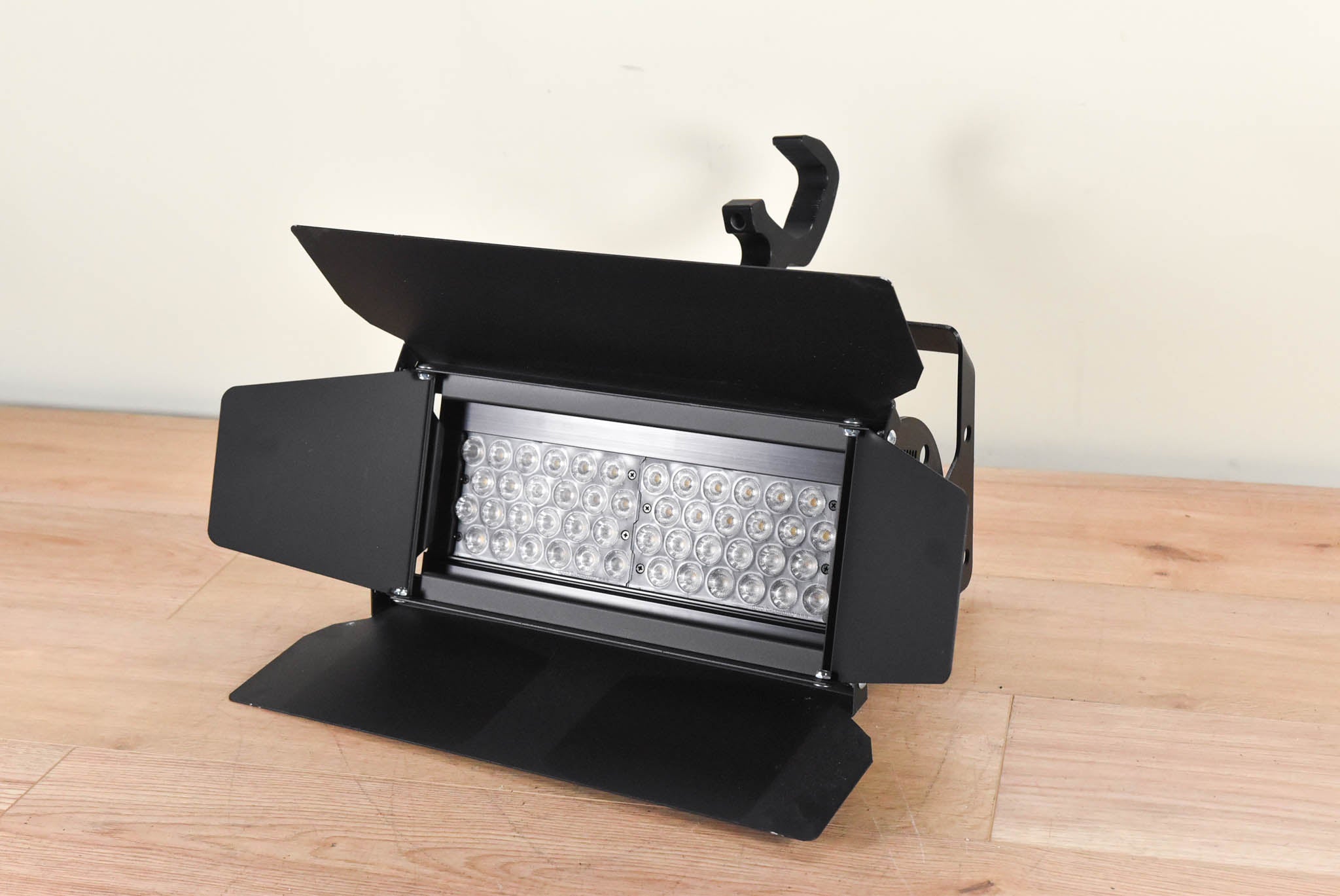 Chroma-Q Studio Force T 12 Tungsten White LED Fixture