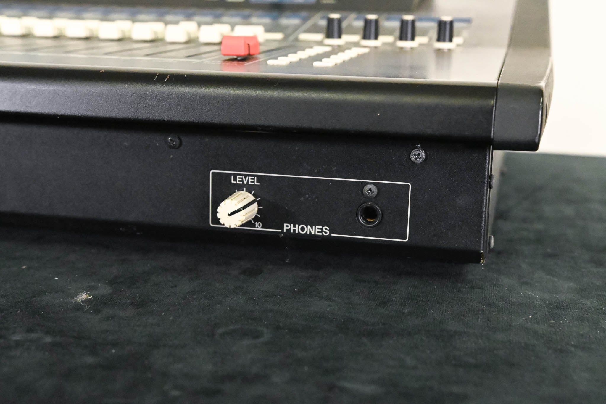 Yamaha LS9-32 32-Input Digital Mixing Console