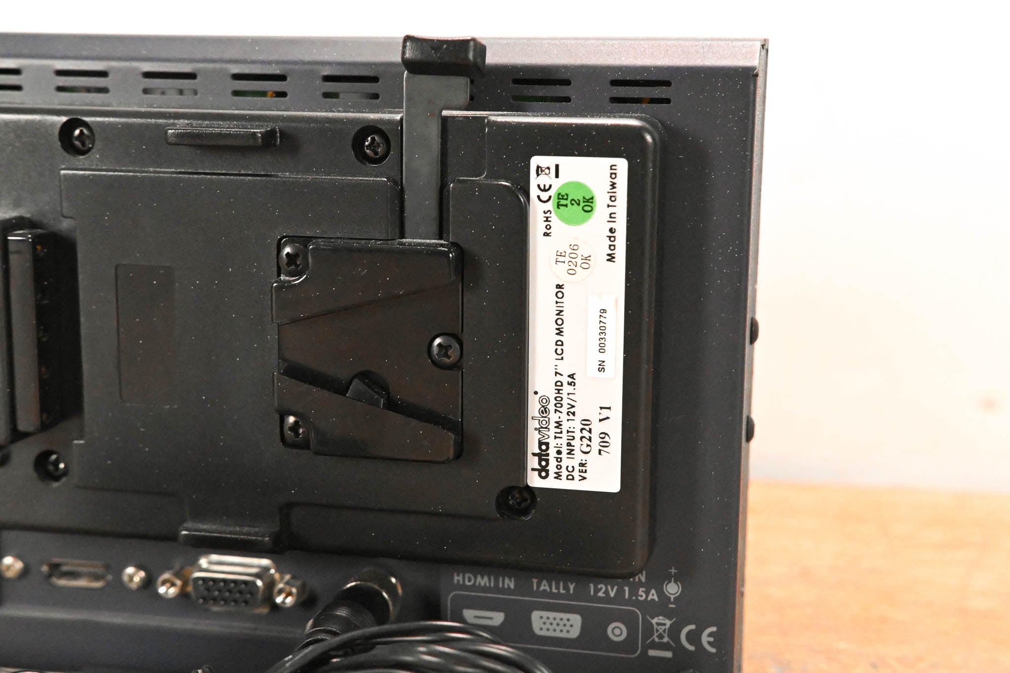 Datavideo TLM-700HD 7" HD/SD TFT LCD Monitor w/ V-Mount Battery Adapter