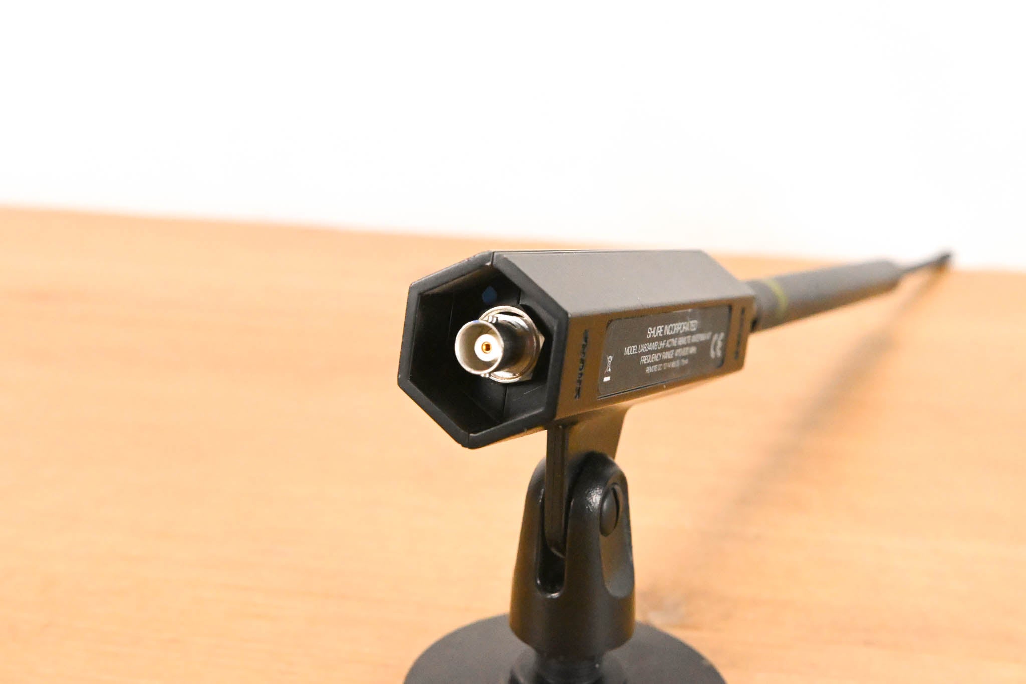 Shure UA834WB In-Line Antenna Amplifier with Stand - 470-900 MHz
